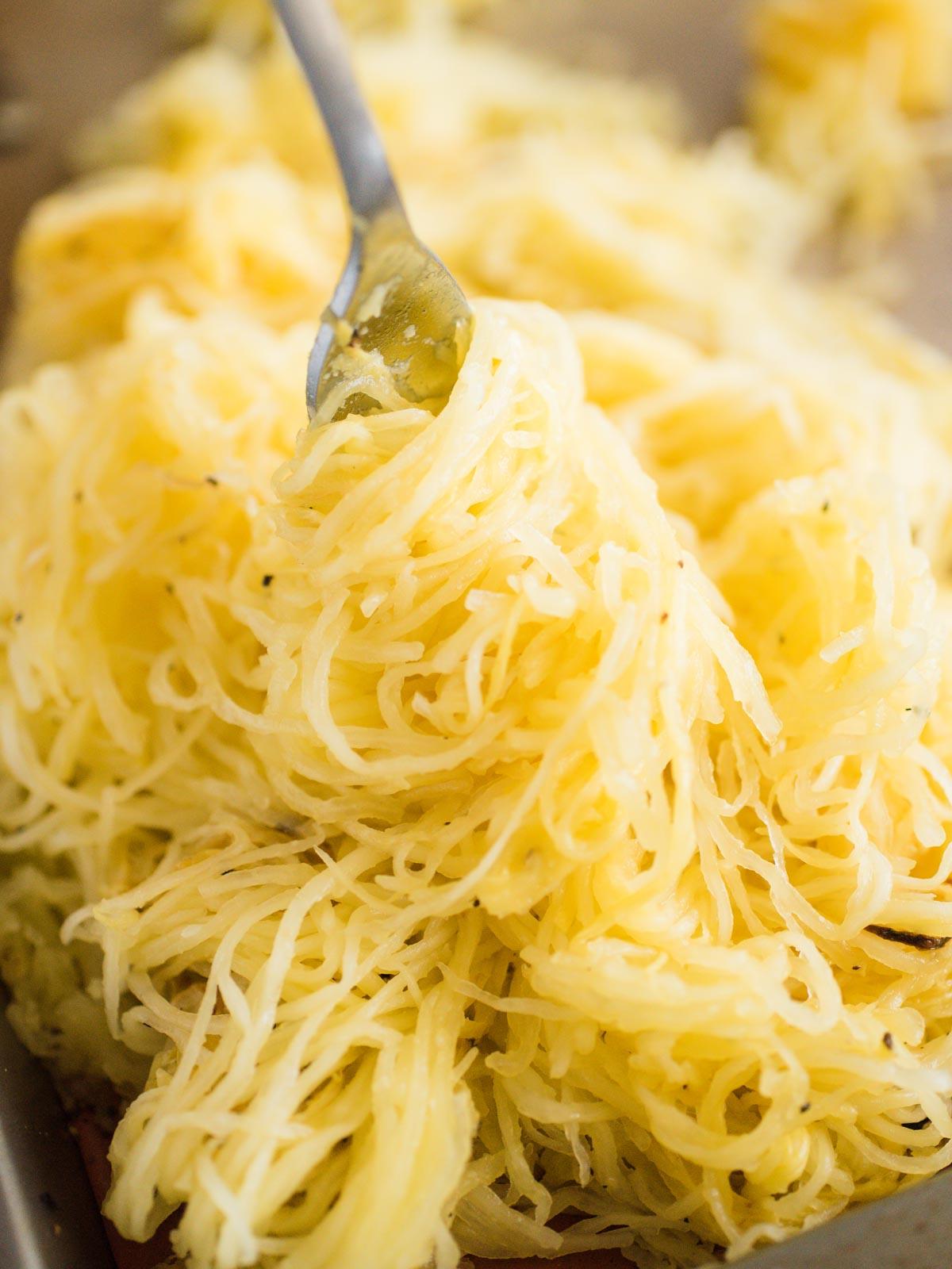Come Arrostire la Zucca Spaghetti al Forno 2 Zucca spaghetti arrotolata su una forchetta, mostrando i lunghi filamenti