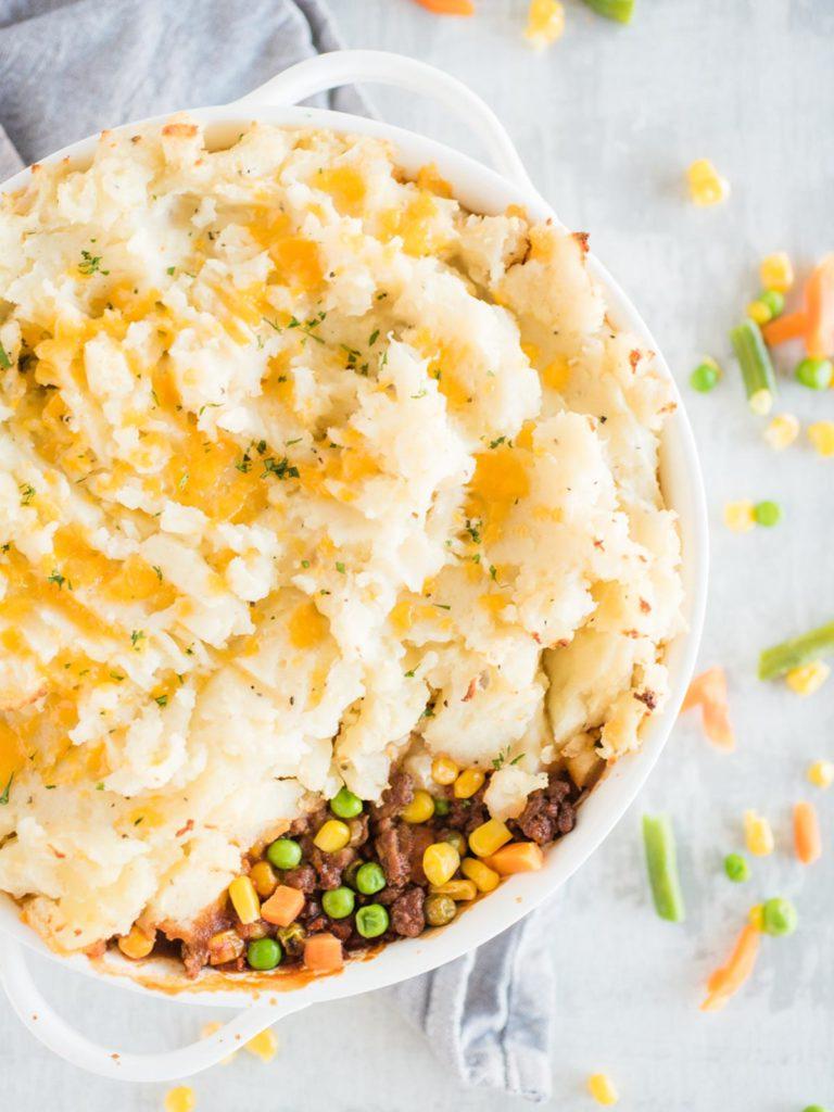 Cosa servire con la Cottage Pie 2 Tortino del pastore in una teglia bianca da forno