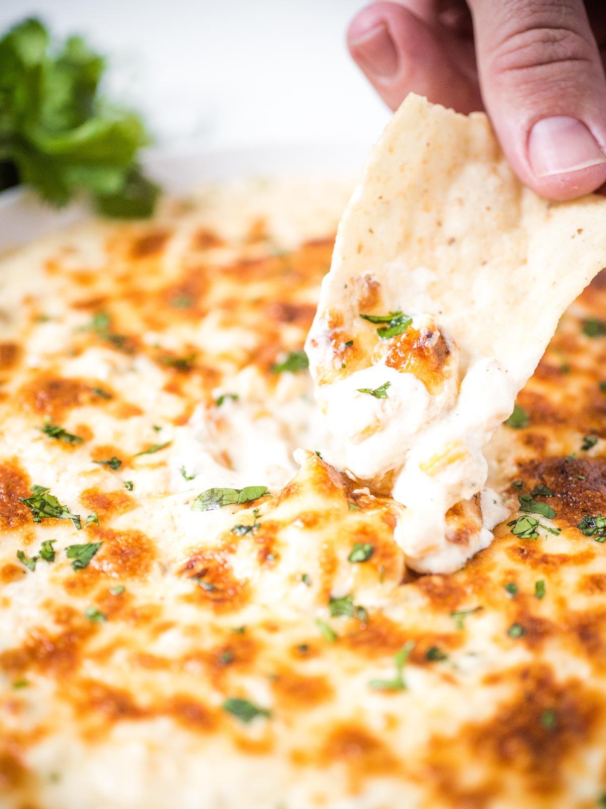 Salsa di Formaggio al Peperoncino Verde con Formaggio Cremoso 2 Patatina che intinge nella salsa verde Queso Blanco al peperoncino