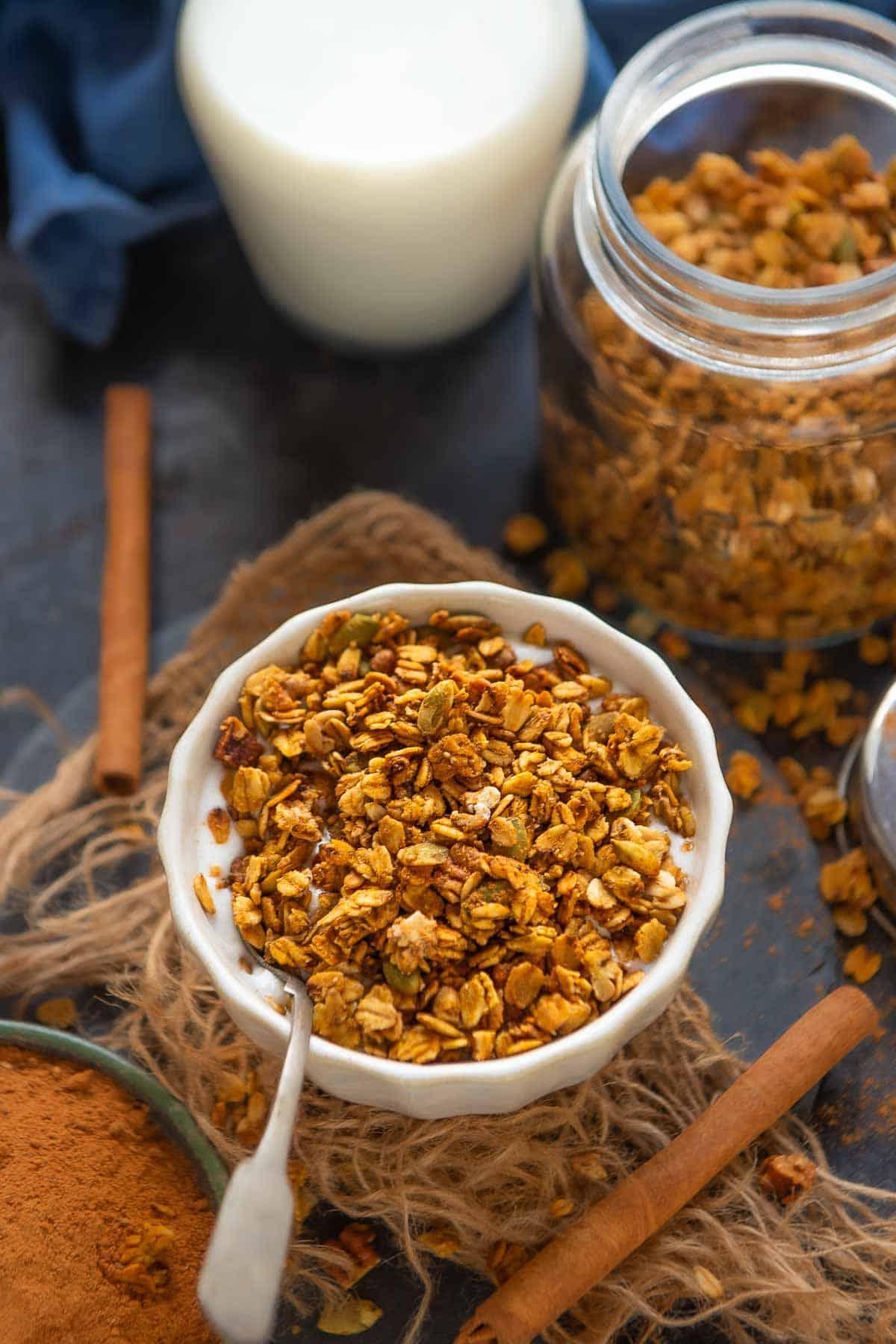 Granola Speziata alla Zucca 2 Granola speziata alla zucca servita in una ciotola con latte.