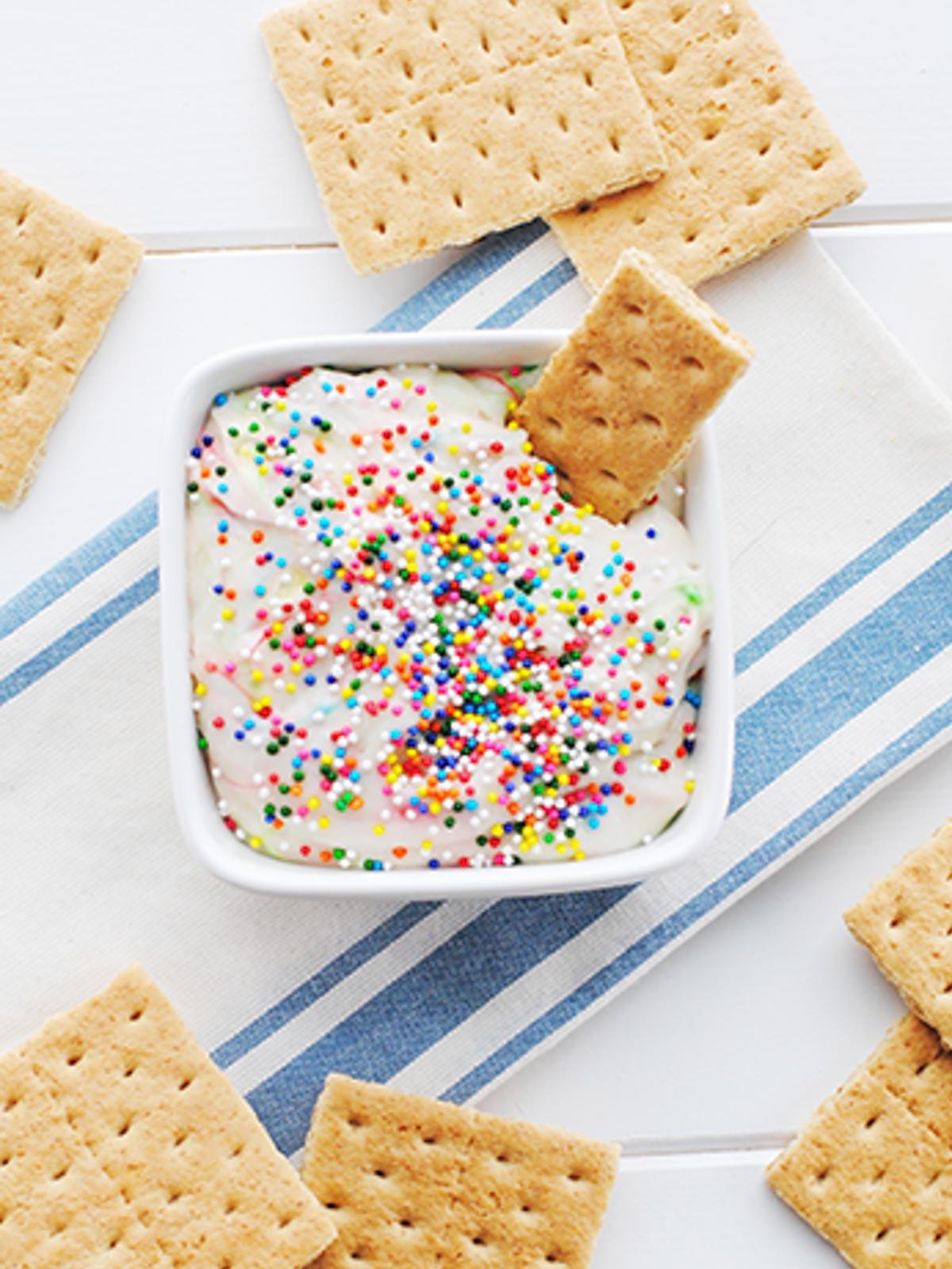 La Migliore Ricetta per il Dip Funfetti 2 dip di impasto per torta funfetti guarnito con zuccherini colorati