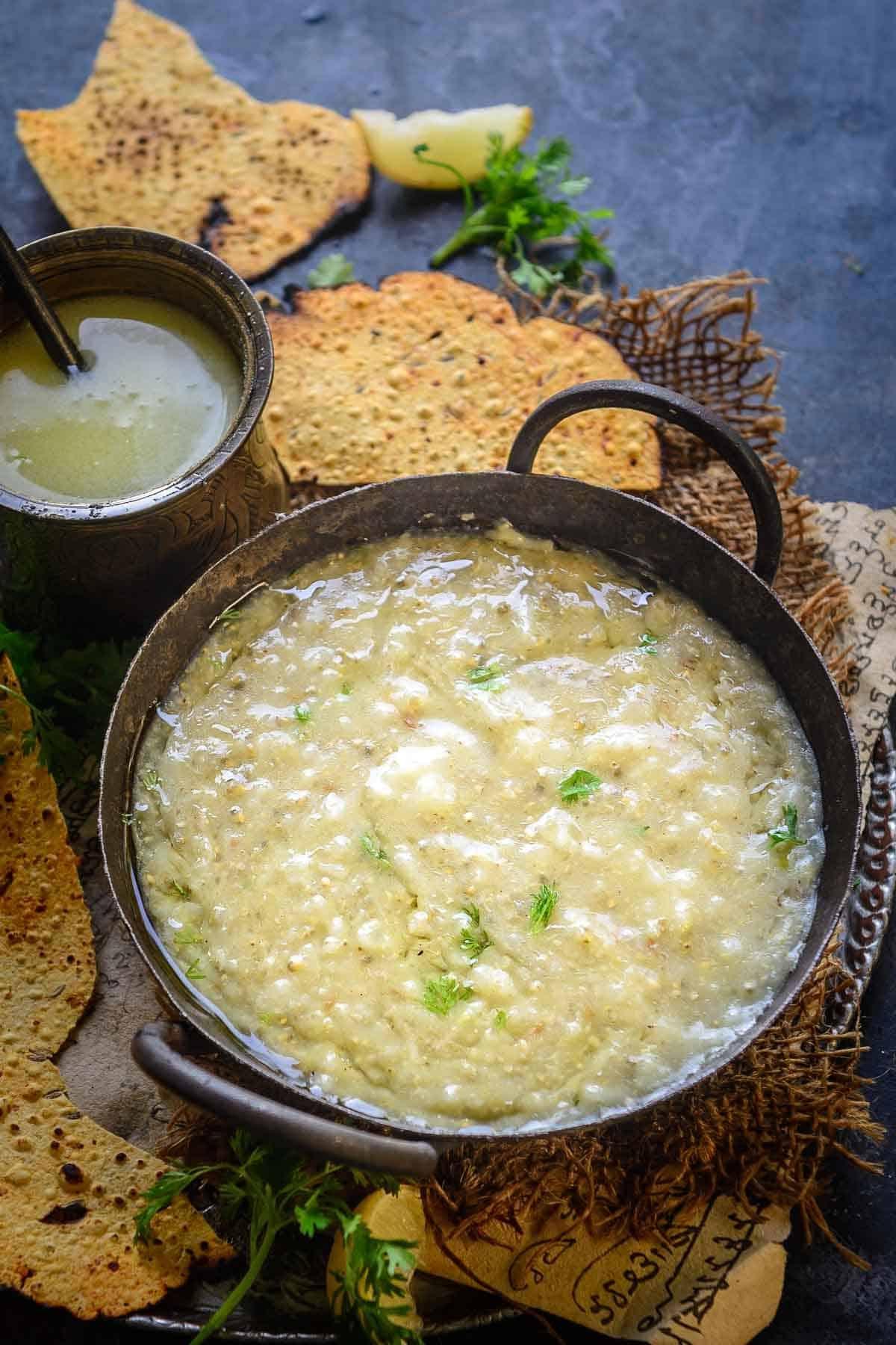 Khichdi di Miglio Perlato 2 Una ciotola di Bajra Khichdi, un porridge saporito di miglio perla.
