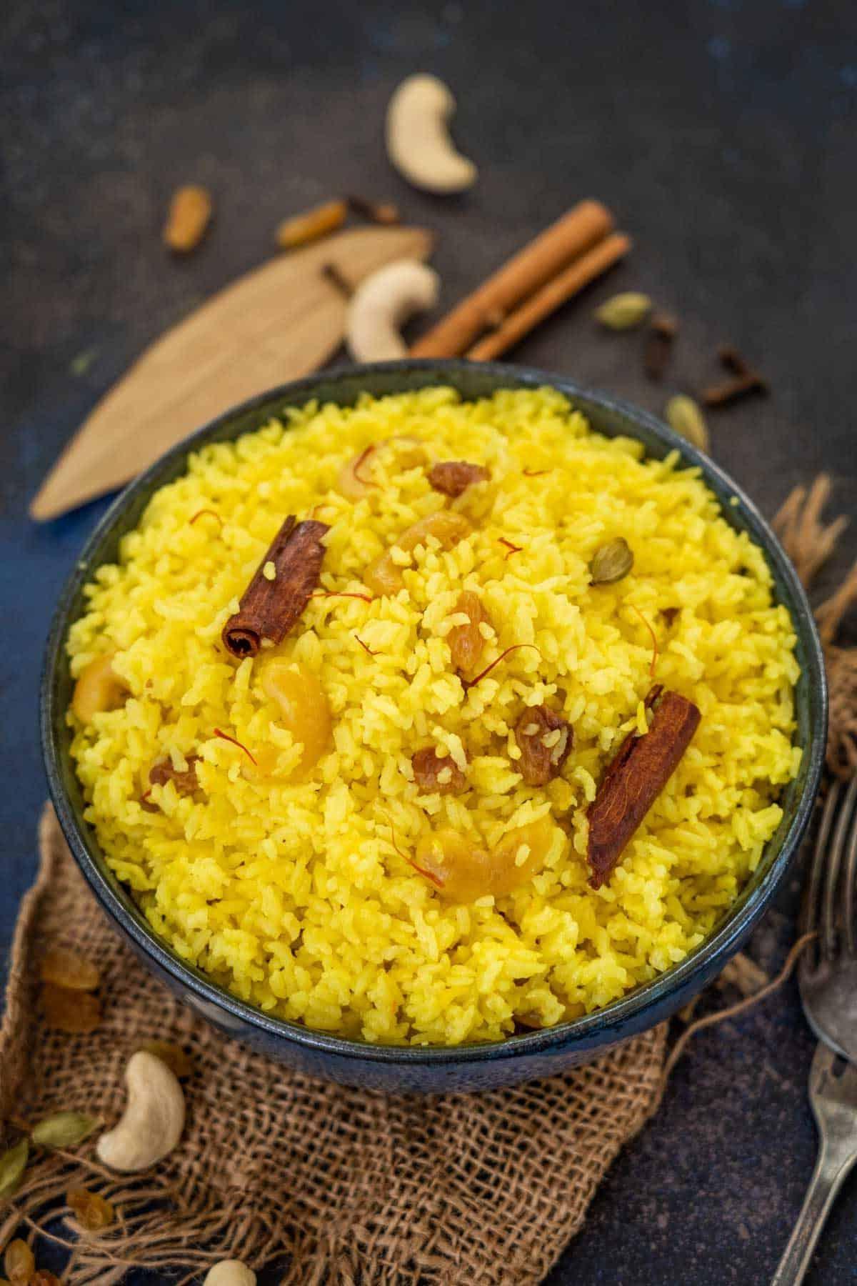 Basanti Holud Mishti Pulao servito in una ciotola.