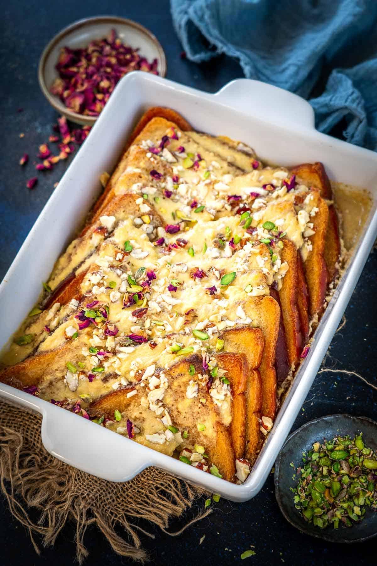 Dolce di pane 2 Double ka meetha servito nella teglia da forno.