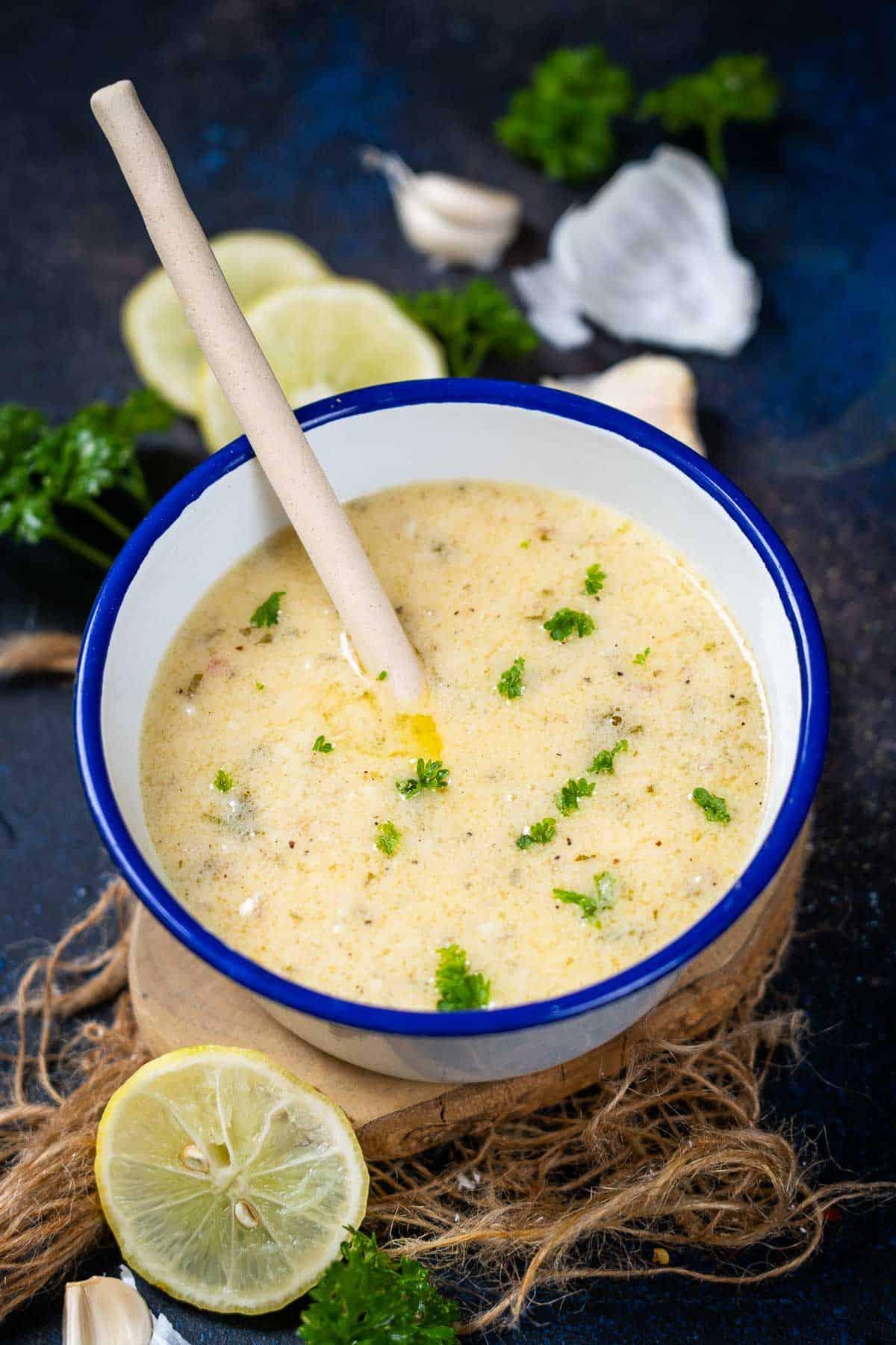 Salsa al Limone, Aglio e Burro 2 Salsa al burro, limone e aglio servita in una ciotola.