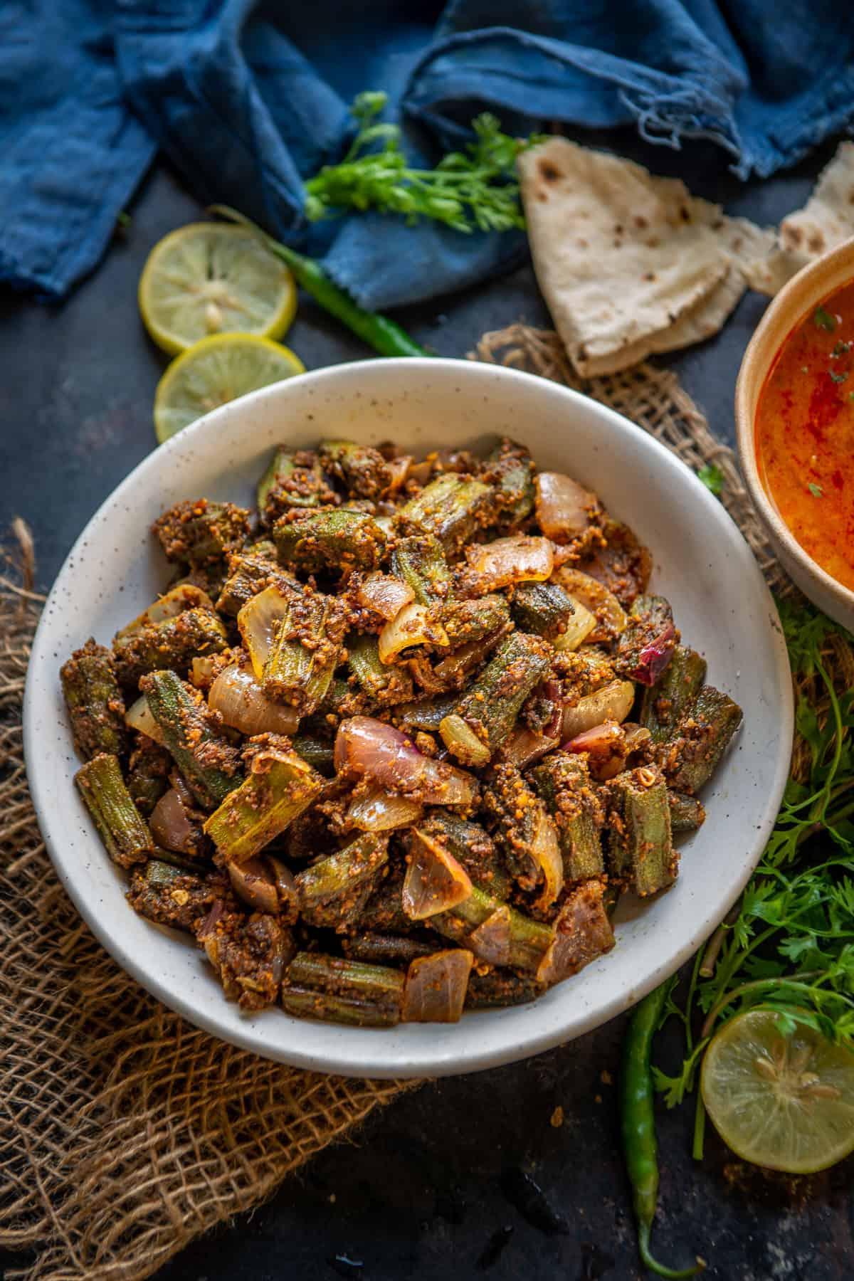 Gombo croccante alla farina di ceci 2 Una porzione di Besan Bhindi servita in una ciotola.