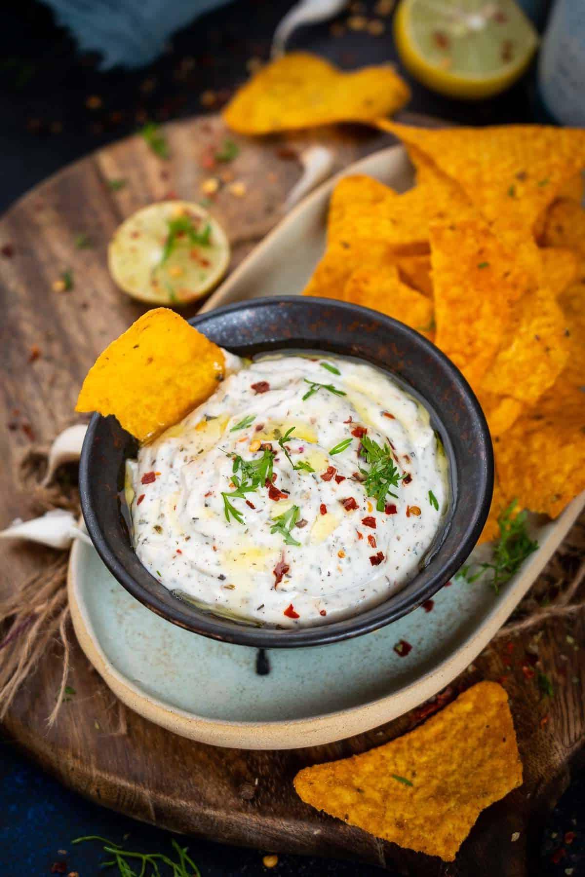 Una salsa allo yogurt e maionese servita in una ciotola, pronta per essere gustata.