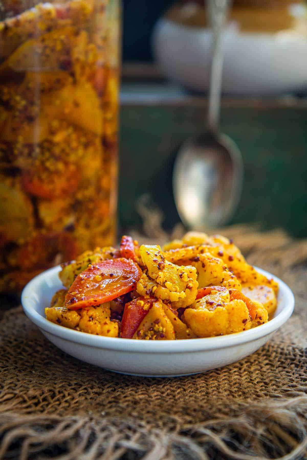 Gajar gobhi shalgam achar servito in una ciotola.