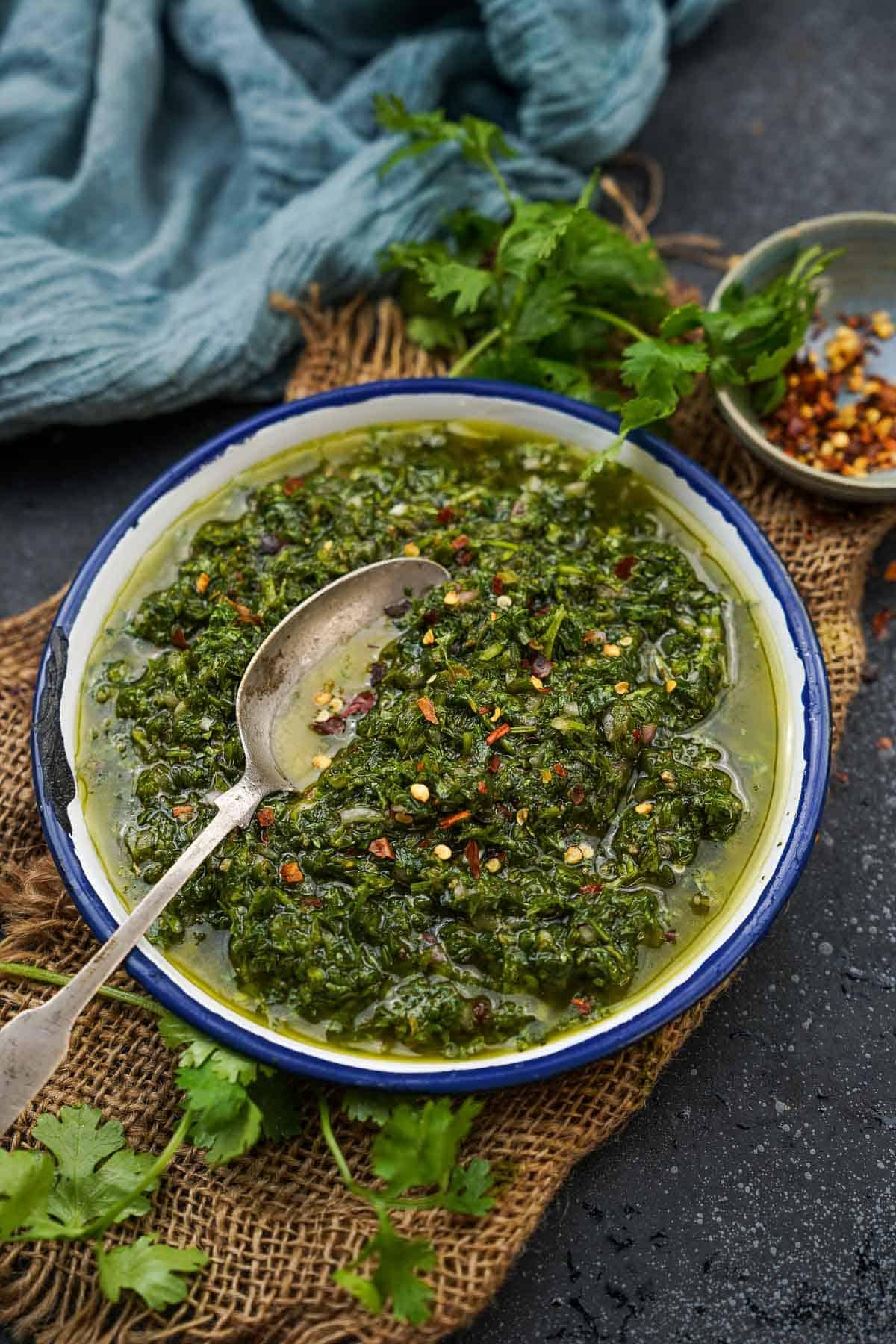 Salsa chimichurri al coriandolo servita in una ciotola.