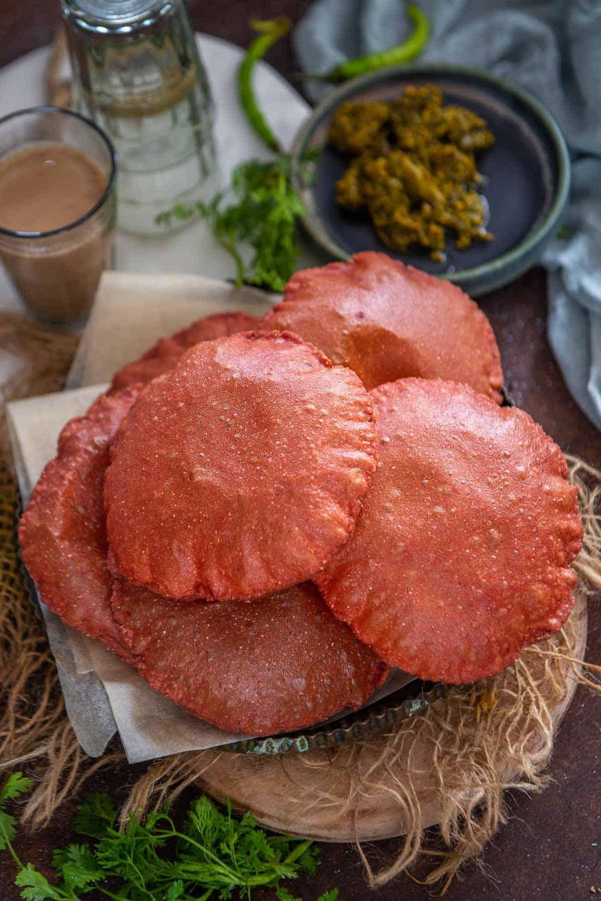 Poori alla Barbabietola 2 Poori di barbabietola servito su un piatto.