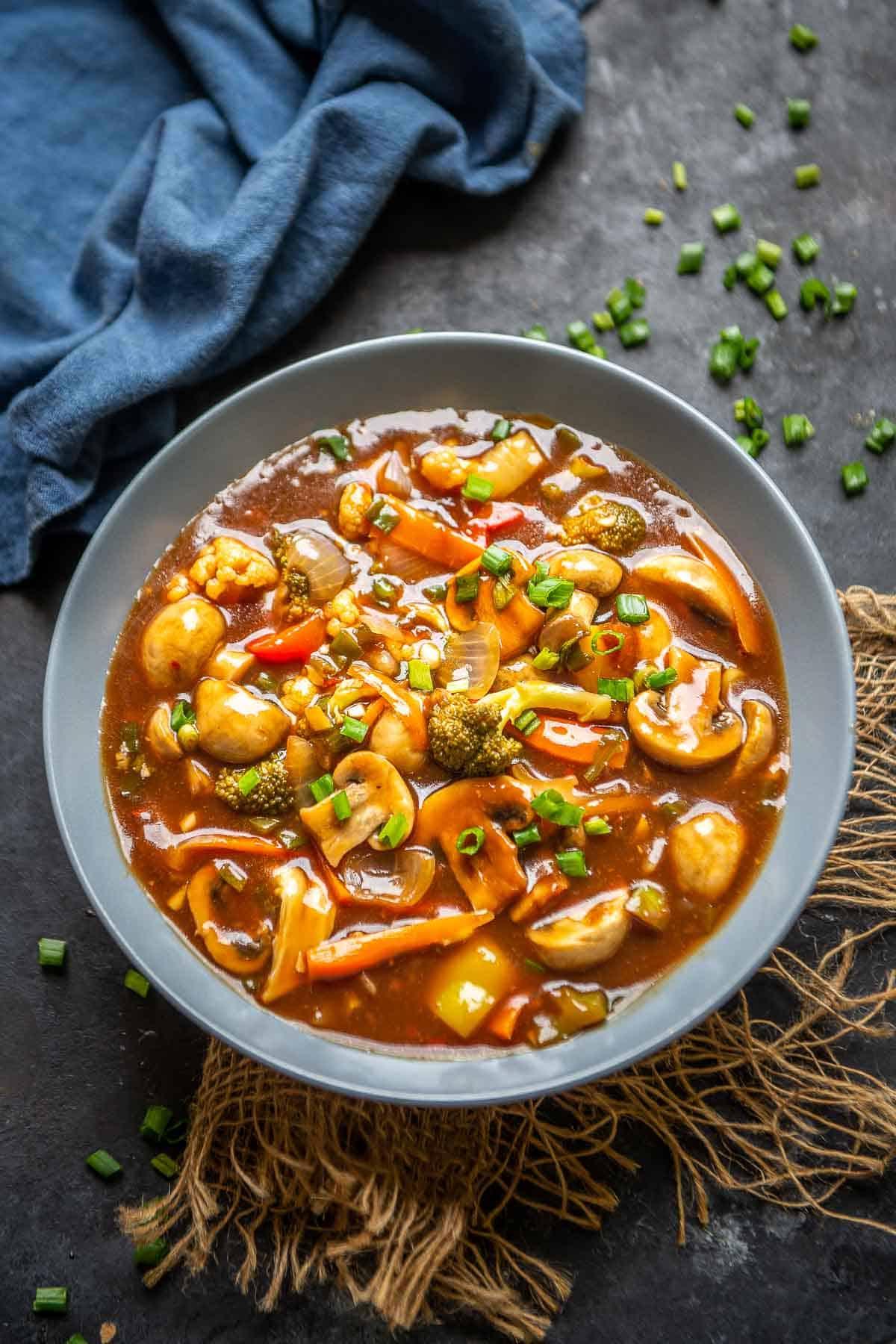 Ciotola di verdure cinesi in salsa piccante all'aglio.