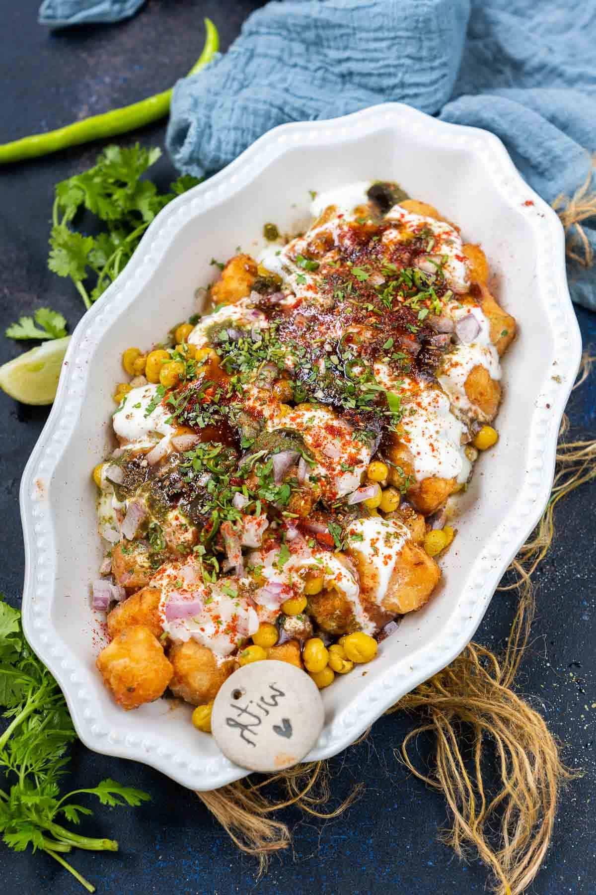 Tater Tots Chaat serviti su un piatto.