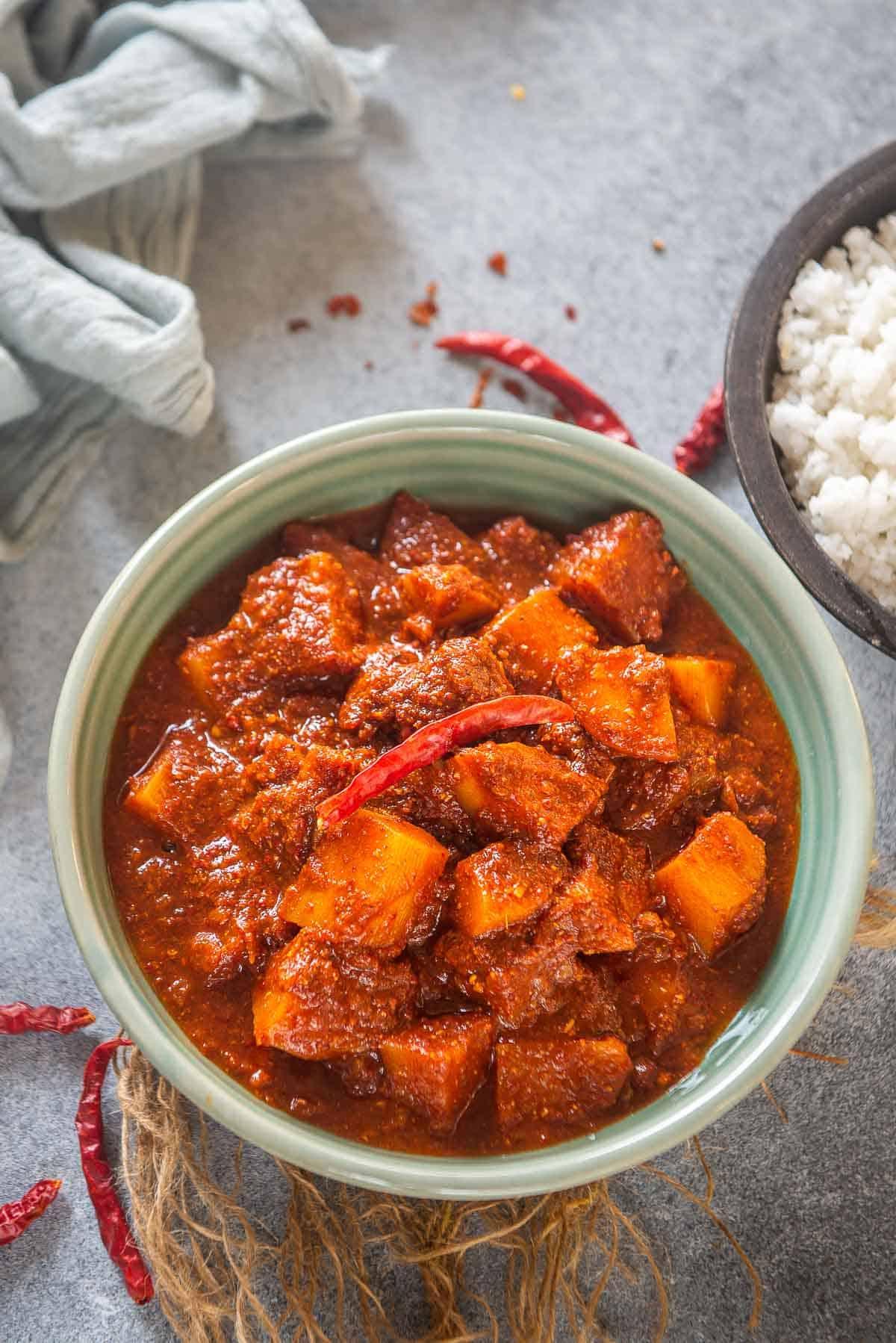 Aloo vindaloo servito in una ciotola, pronto per essere gustato.