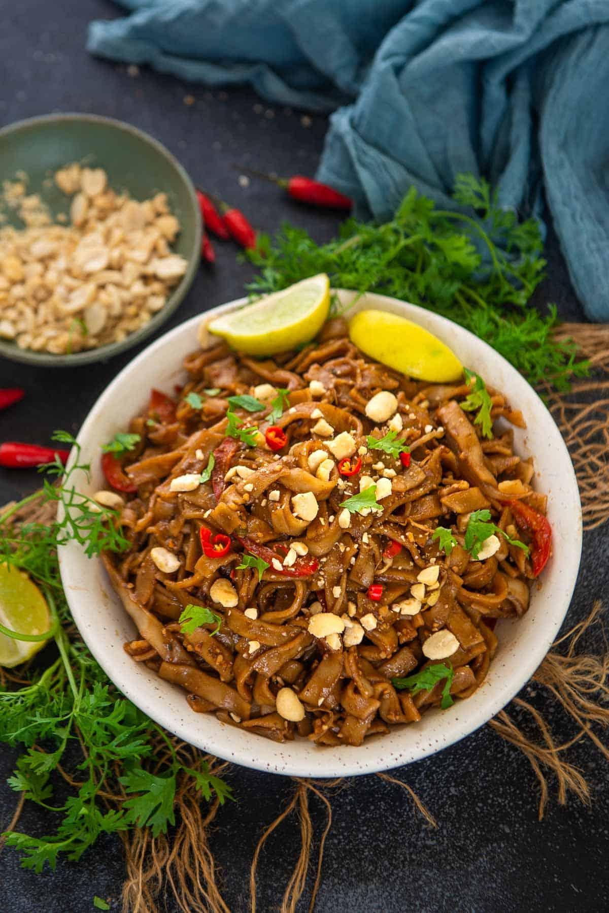 Instant Pot Pad Thai Vegetariano 2 Instant Pot Pad Thai noodles serviti in una ciotola.