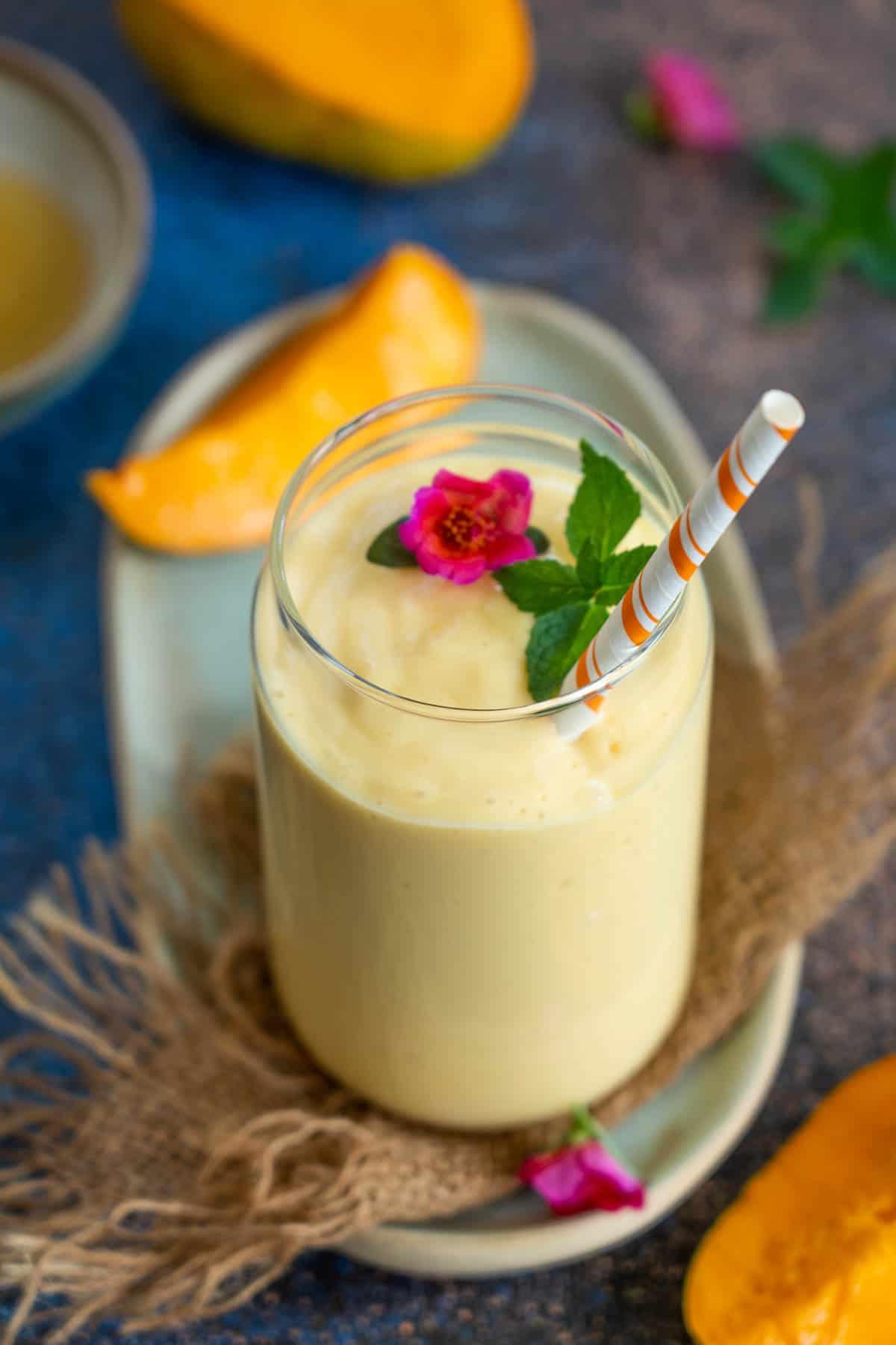 Frullato di Mango e Banana 2 Smoothie mango e banana servito in un bicchiere.