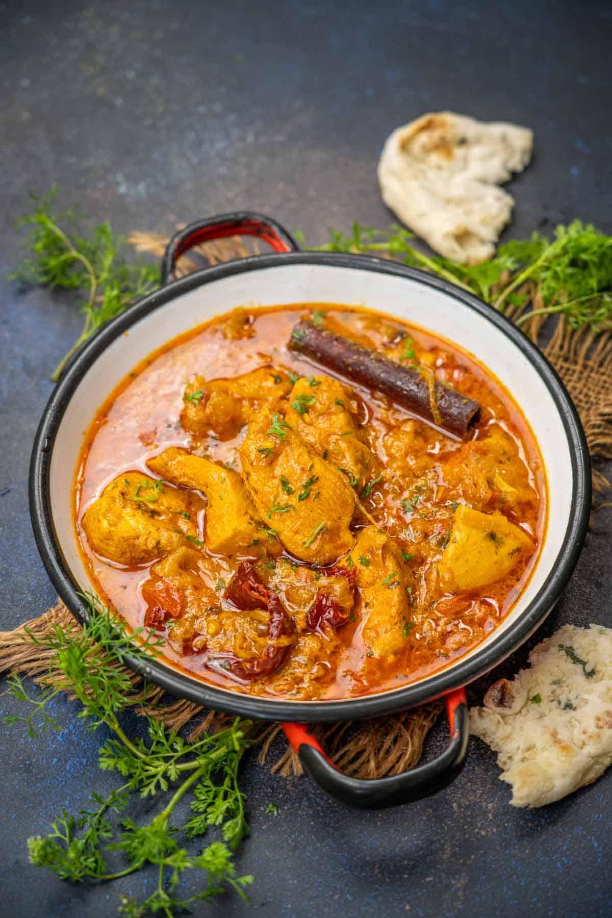 Curry di Pollo Disossato (Stile Indiano Settentrionale) 2 Una ciotola di curry di pollo disossato, pronto per essere servito.