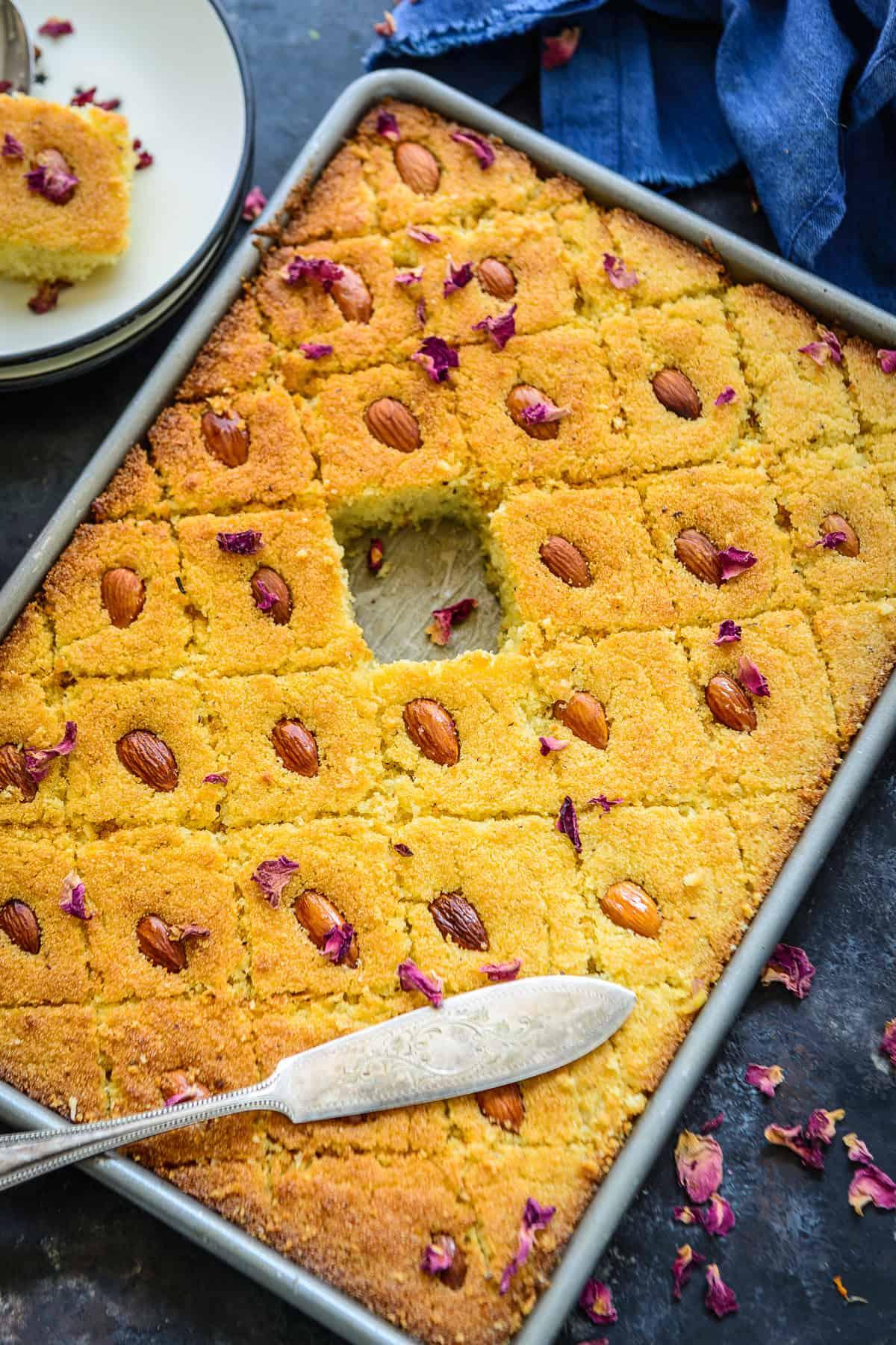 Basbousa (Torta Medio-Orientale di Semolino e Cocco) 2 Basbousa servita nella teglia.