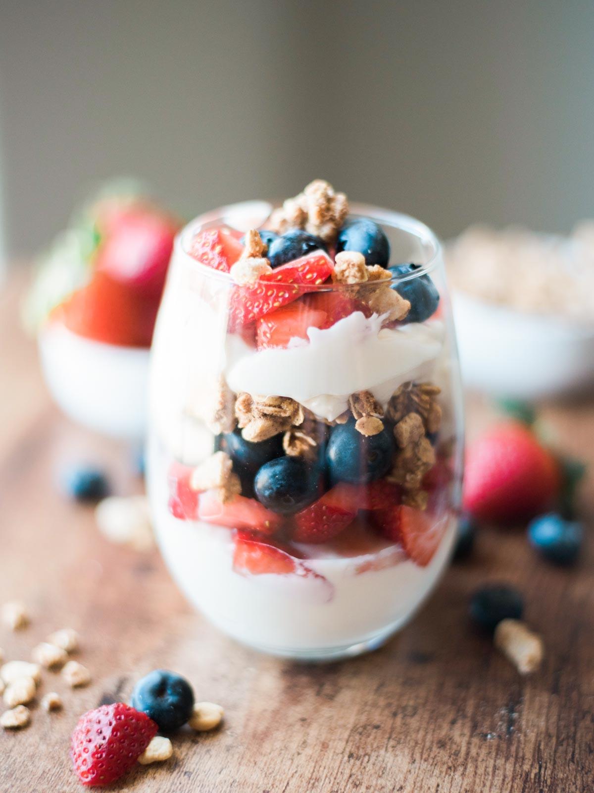 Parfait di Frutta, Yogurt e Granola 2 parfait di frutti di bosco per la colazione in un bicchiere