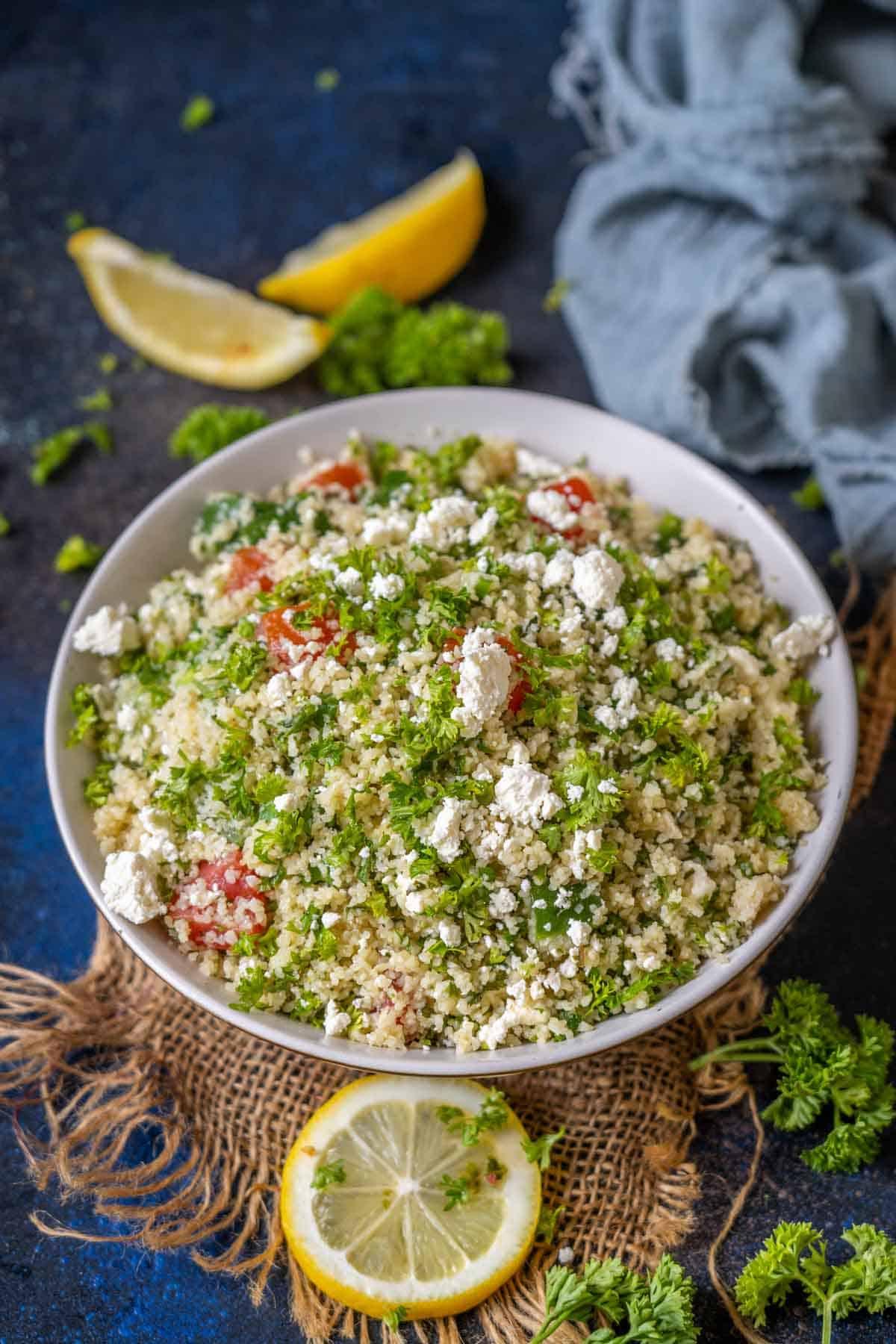 **Insalata di Tabbouleh Tradizionale** 2 Insalata Taboulè servita in una ciotola.