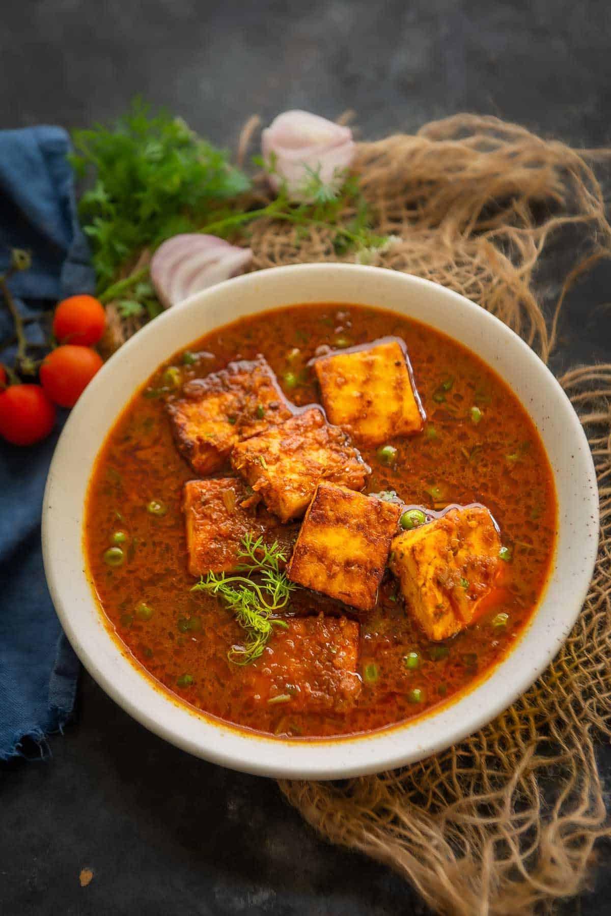 Curry di Matar Paneer in Stile Dhaba 2 Una ciotola di Matar Paneer fumante, guarnita con coriandolo fresco, pronta per essere servita.