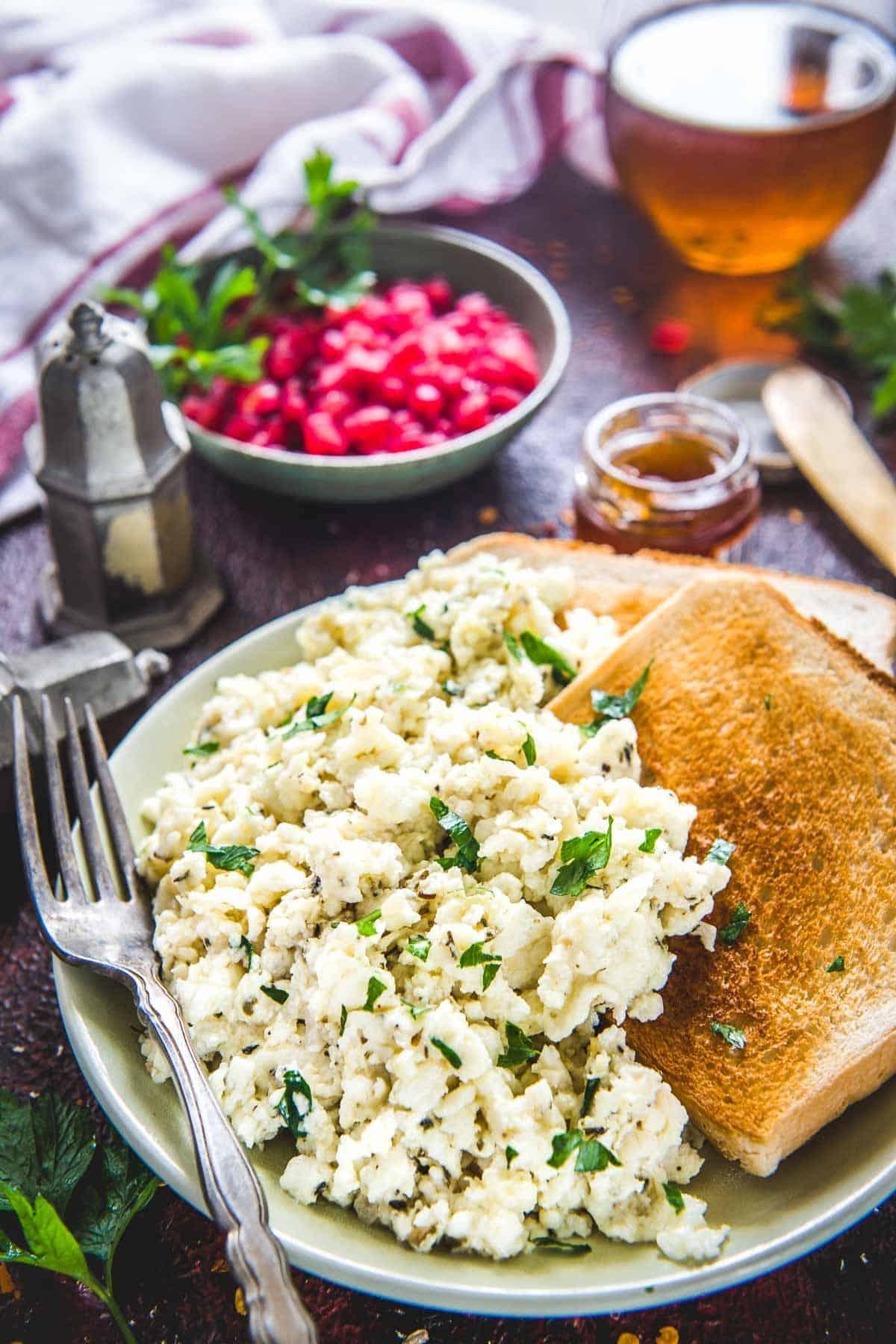 Albumi strapazzati 2 Uova Bianche Strapazzate servite su un piatto con toast.