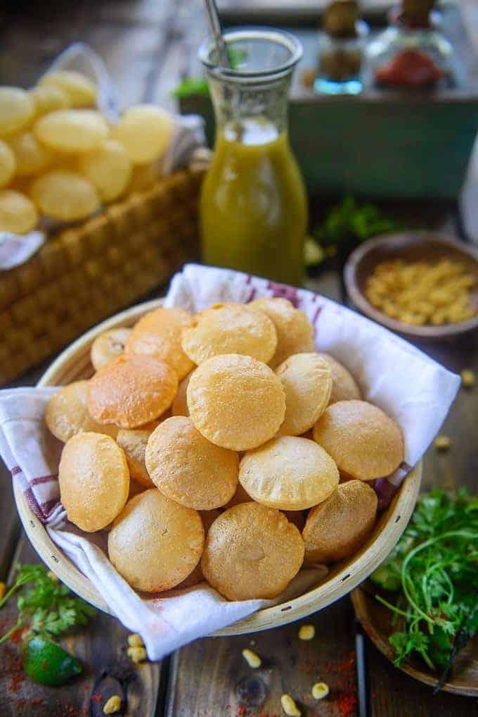 Atta Golgappa servito in un cestino.
