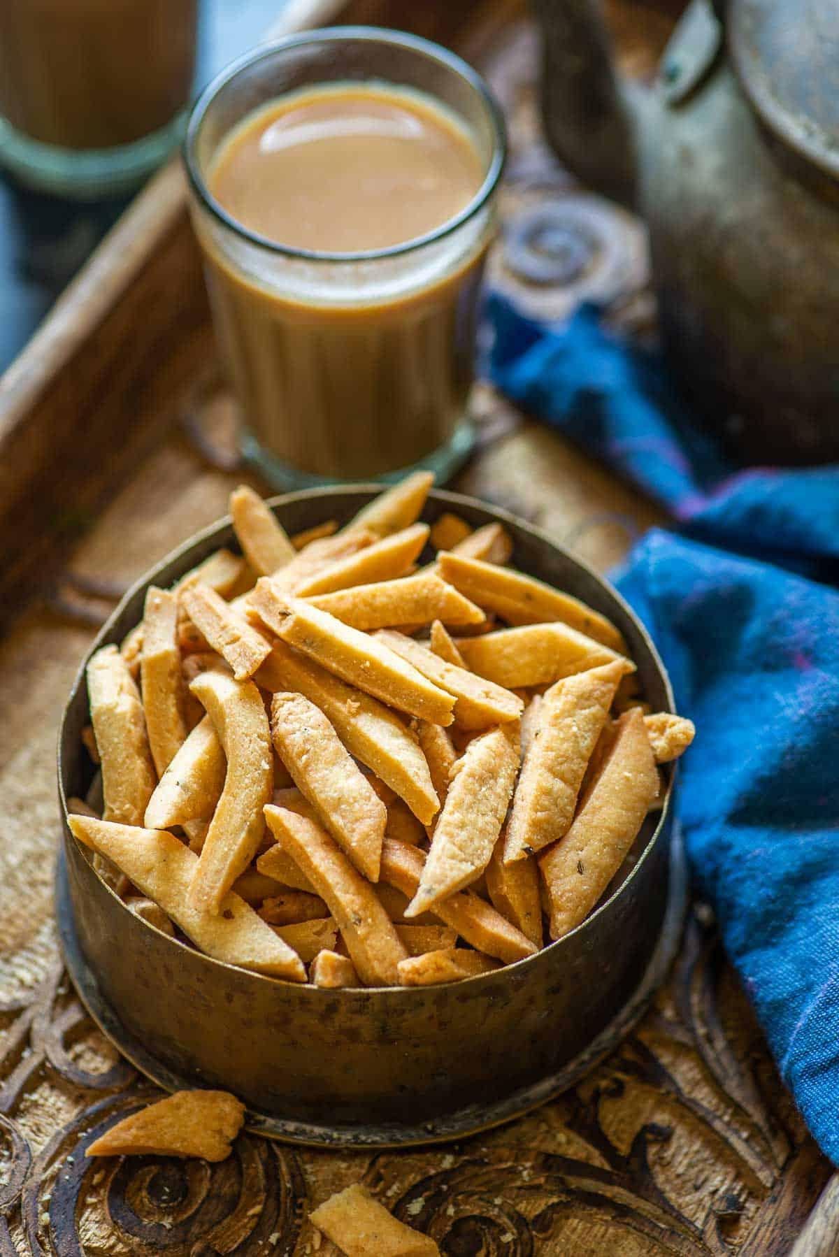 **Biscottini Salati Fritti** 2 Namak para serviti in una ciotola.