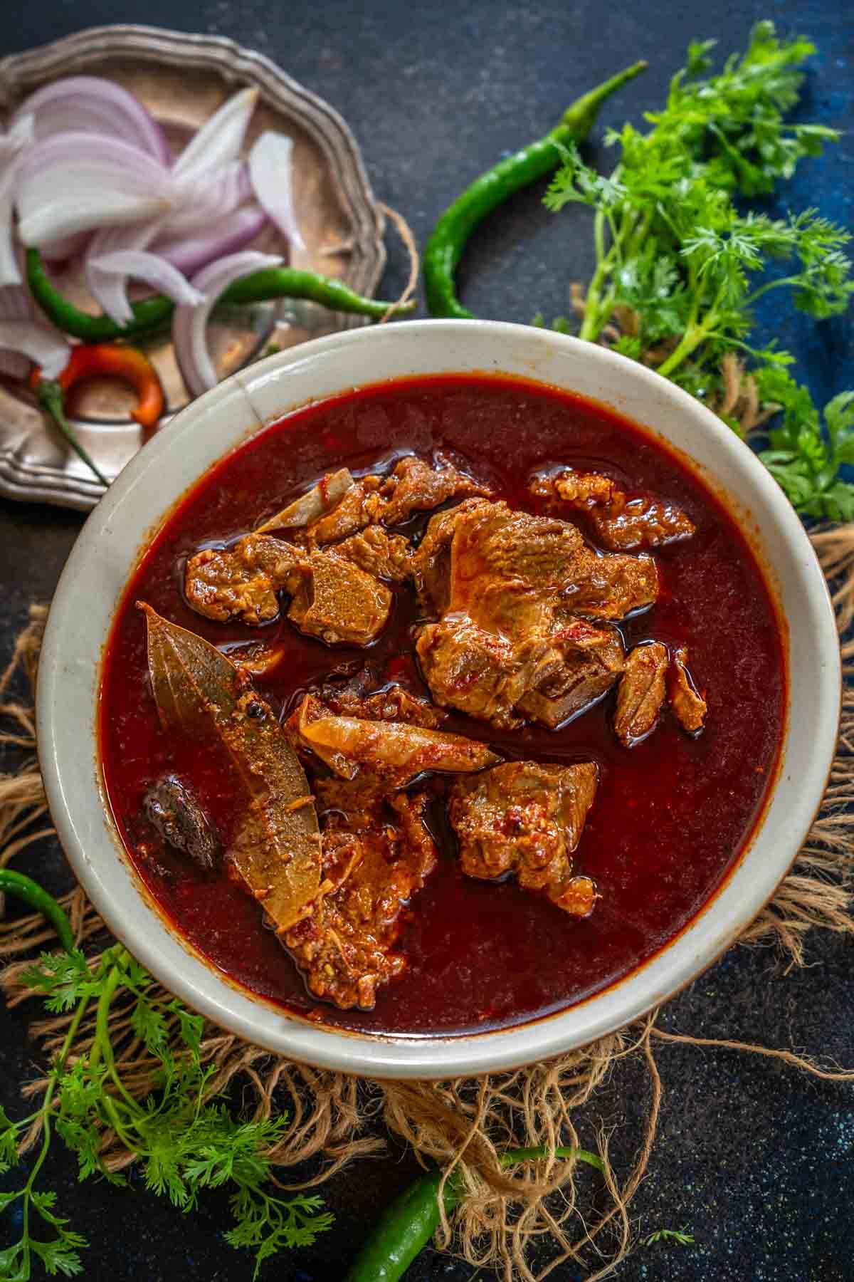 Rogan Josh di Montone 2 Una ciotola di Mutton Rogan Josh servito e pronto per essere gustato.