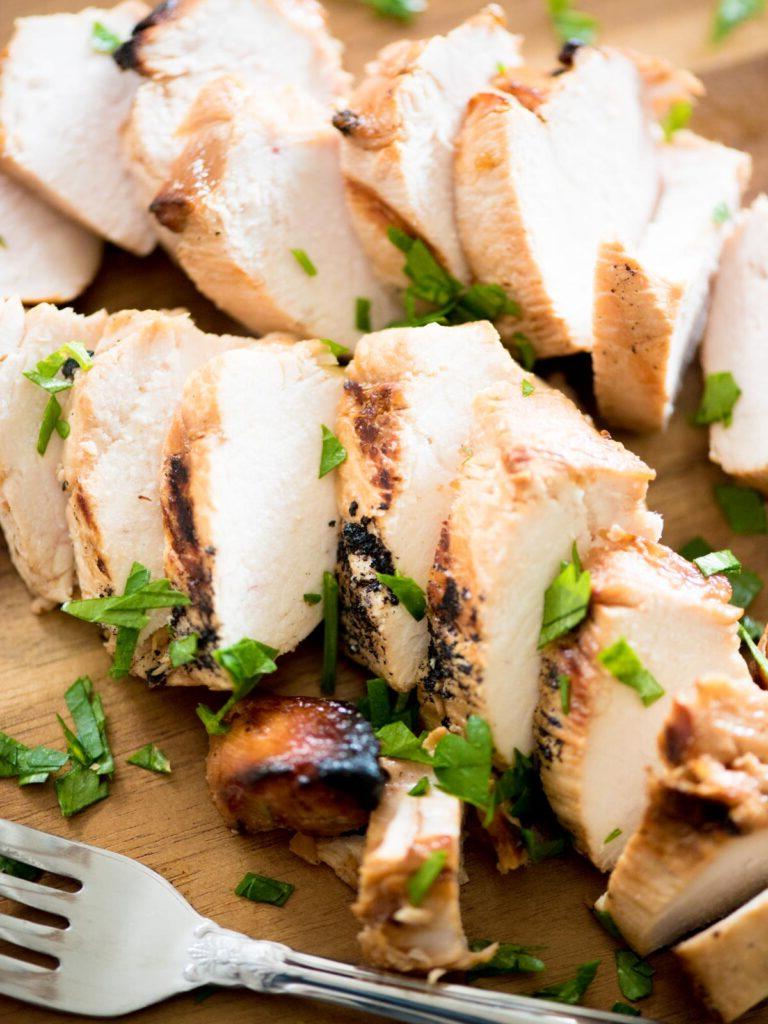 Il Miglior Pollo Marinato alla Griglia 2 fette di pollo grigliato marinato