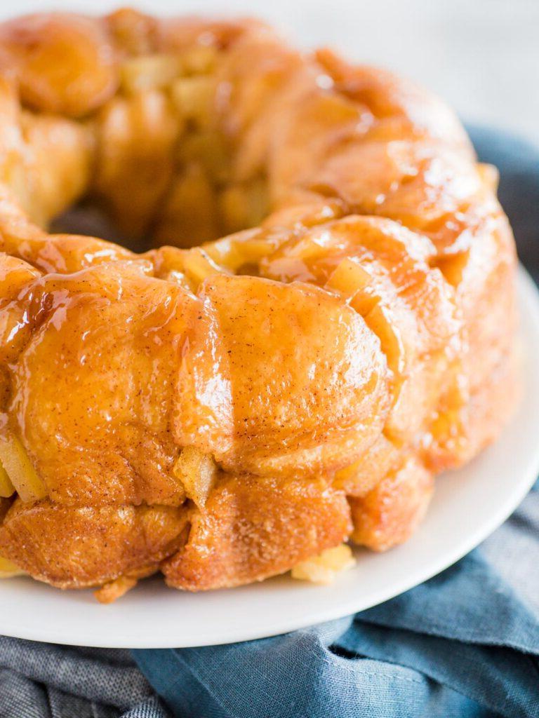 Pane delle Scimmie alla Mela e Cannella con Biscotti Grands 2 apple cinnamon monkey bread on a white plate