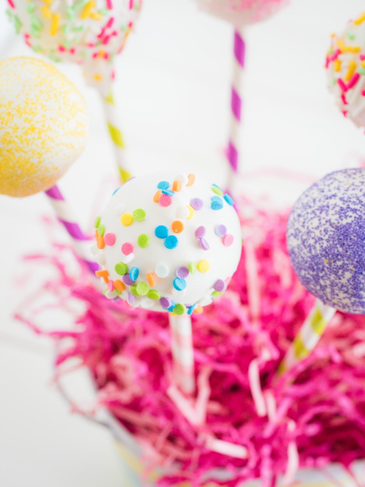 Cake pops in erba decorativa rosa