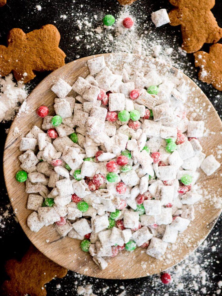 Ricetta dei bocconcini croccanti al cioccolato e burro d'arachidi su un piatto