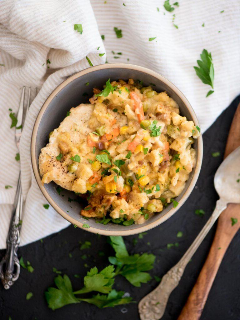 **Pollo, Ripieno e Verdure al Crock Pot** 2 chicken and stuffing in a bowl topped with parsley