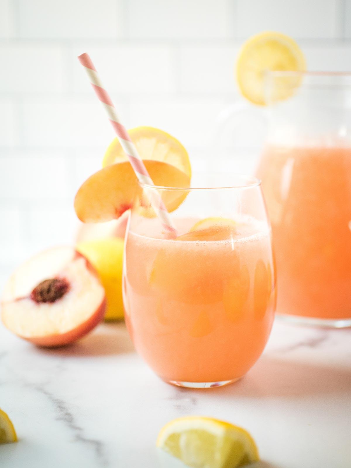 Come fare la Limonata alla Pesca Fatta in Casa 2 Un bicchiere di limonata alla pesca con una cannuccia