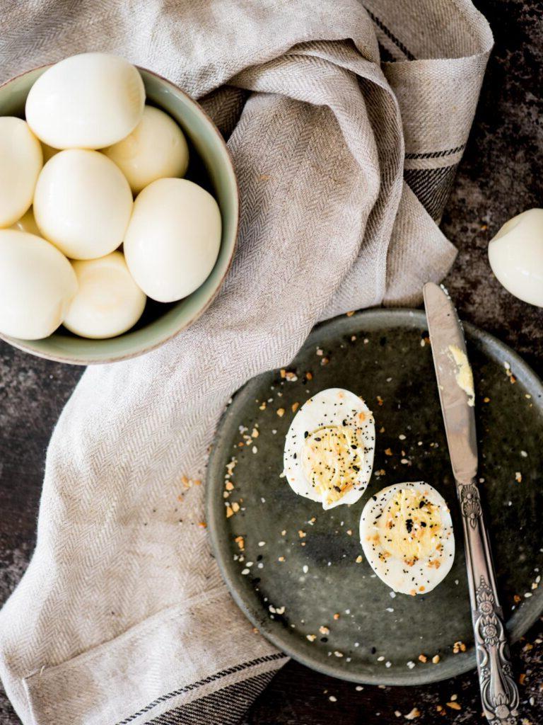 Instant Pot: Uova Sode Perfette 2 Ciotola di uova sode con un uovo tagliato a fette condito, pronto per essere gustato