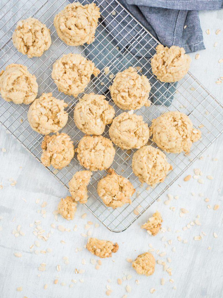 Ricetta Biscotti Avena e Rice Krispies 2 Biscotti di avena con Rice Krispies su una griglia di raffreddamento
