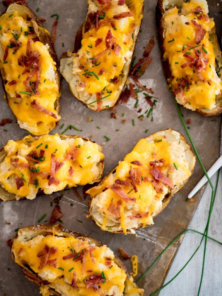 Patate Doppia Cottura in Friggitrice ad Aria 2 Patate ripiene con pancetta a cubetti.