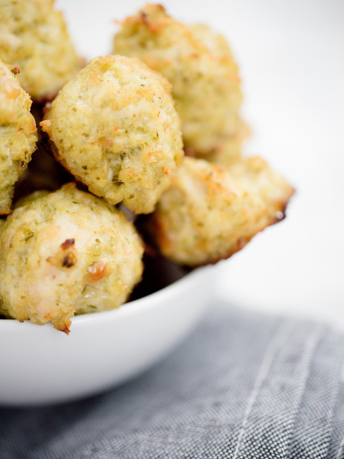 Polpette di Pollo al Pesto 2 ciotola bianca piena di polpette di pollo al pesto