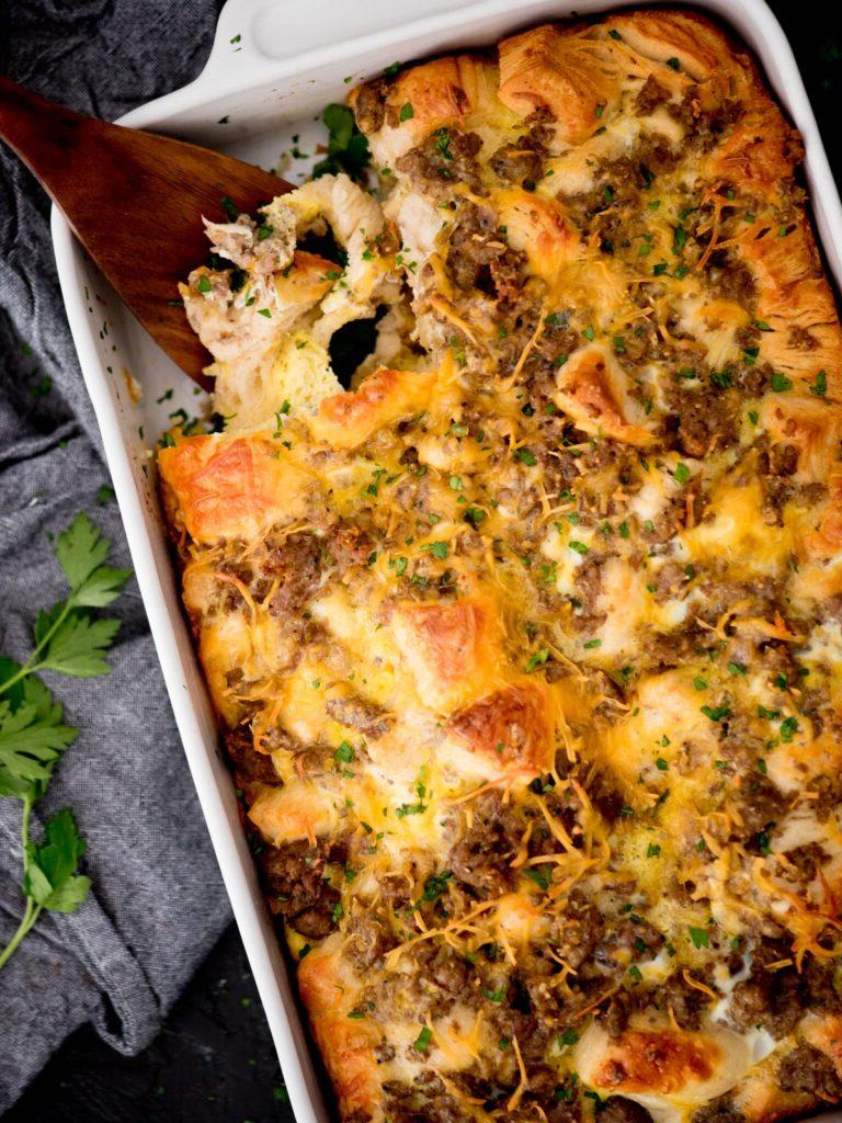 Pasticcio di Colazione con Focaccine 2 Casseruola di biscotti e uova cotta per la colazione