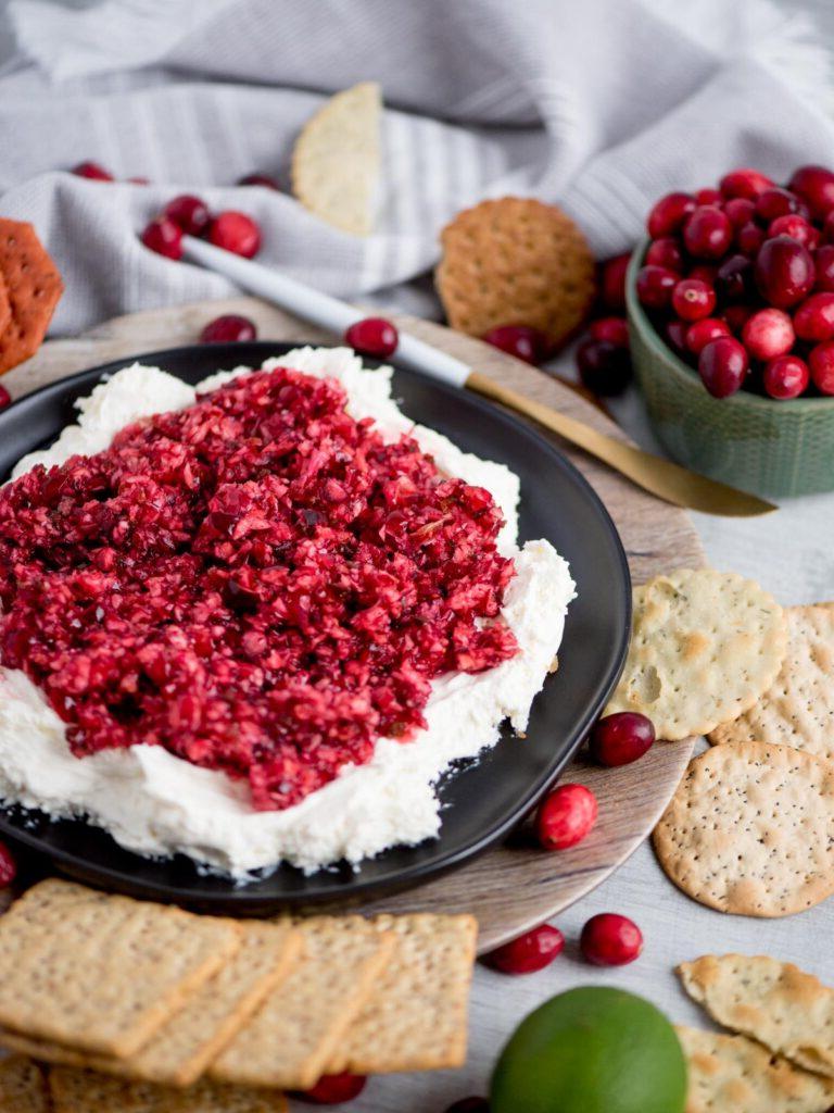 Salsa ai Mirtilli Rossi e Jalapeño 2 Cranberry jalapeno dip with cream cheese on a plate.