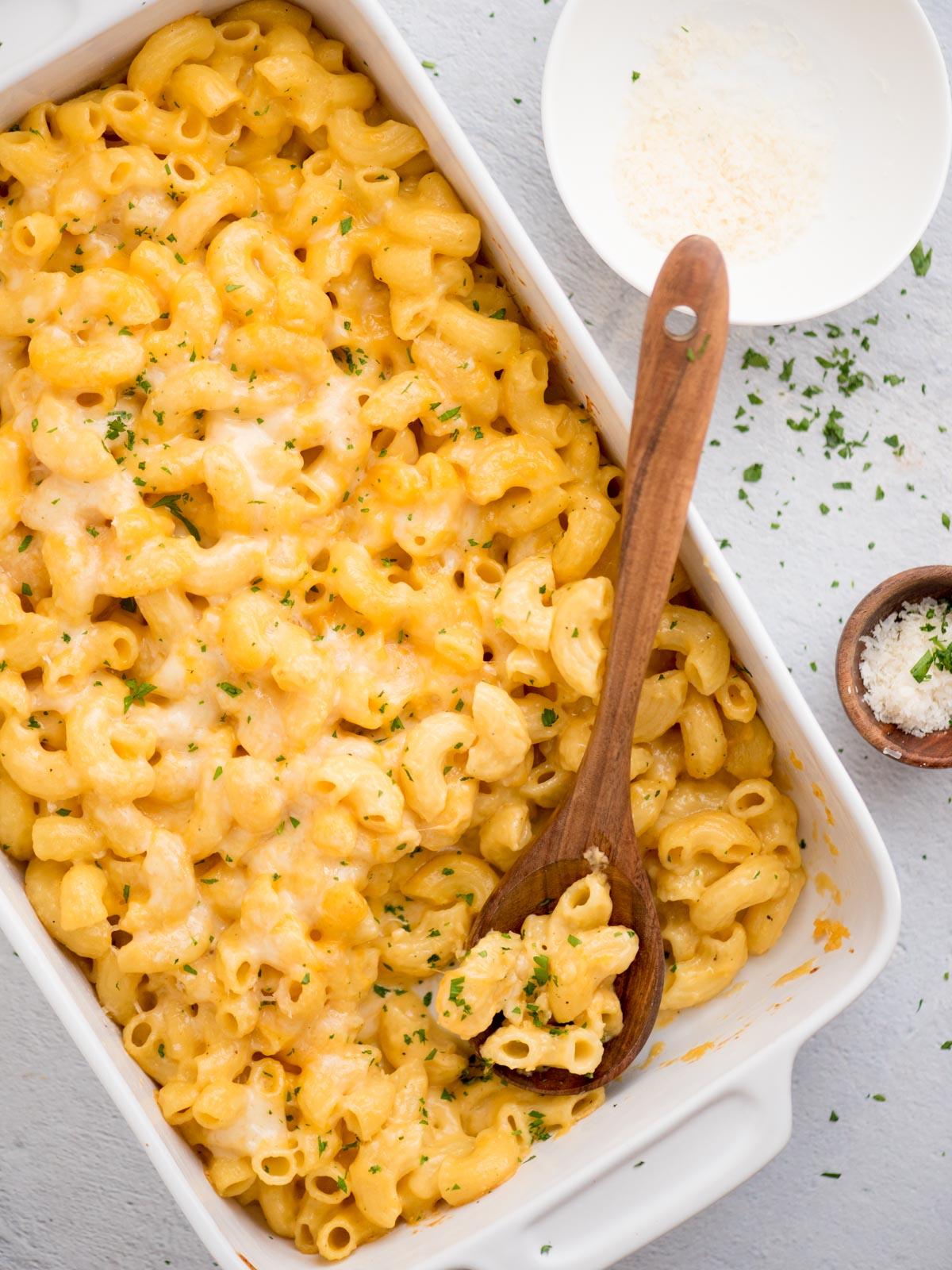 **I Migliori Maccheroni al Forno Super Formaggiosi** 2 Una teglia di Mac and Cheese al forno vista dall'alto, con una superficie dorata e bollente.