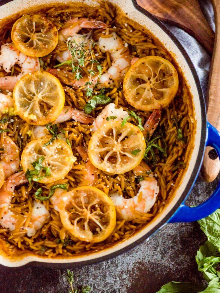 Gamberi all'aglio, limone e burro con Orzo 2 Gamberi al burro limone e aglio con orzo in padella