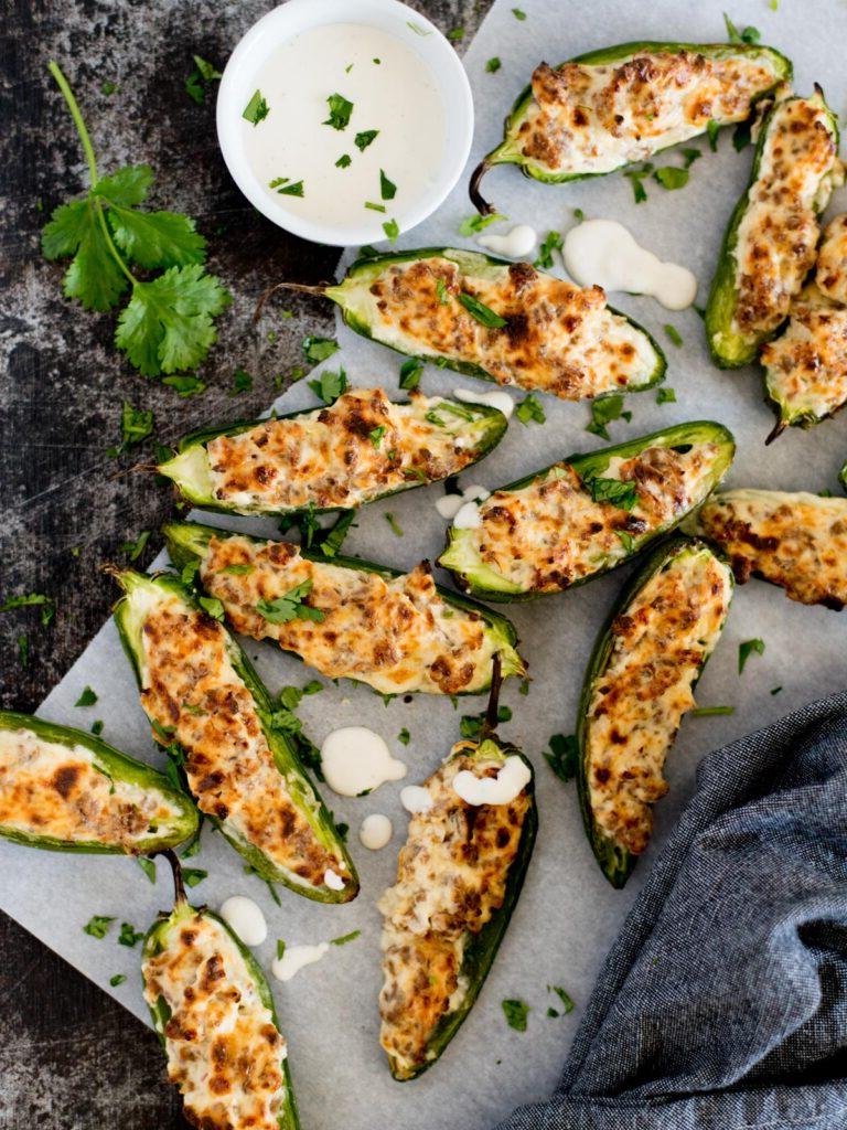 Facili Peperoncini Jalapeño Ripieni di Salsiccia al Forno 2 Peperoni Jalapeño Ripieni al Forno facili con salsa ranch e coriandolo