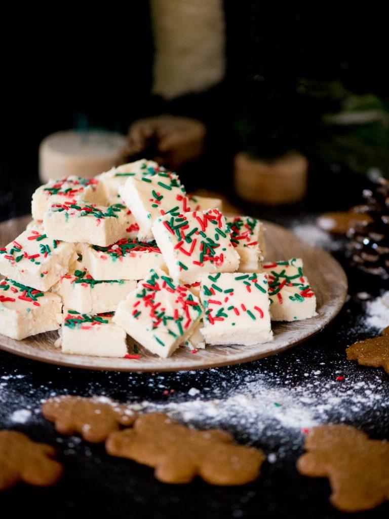 Ricetta Fudge alla Vaniglia – Liscio, Cremoso, Fatto in Casa 2 Fudge alla vaniglia su un piatto con codette colorate
