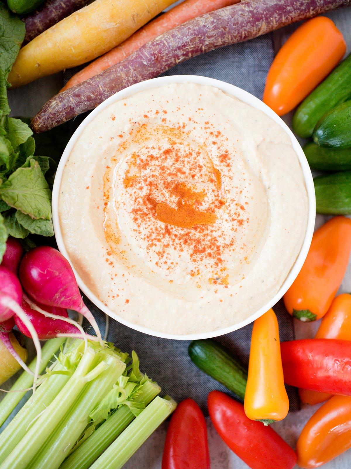Facile Hummus Fatto in Casa 2 Hummus cremoso in una ciotola bianca, cosparso di paprika