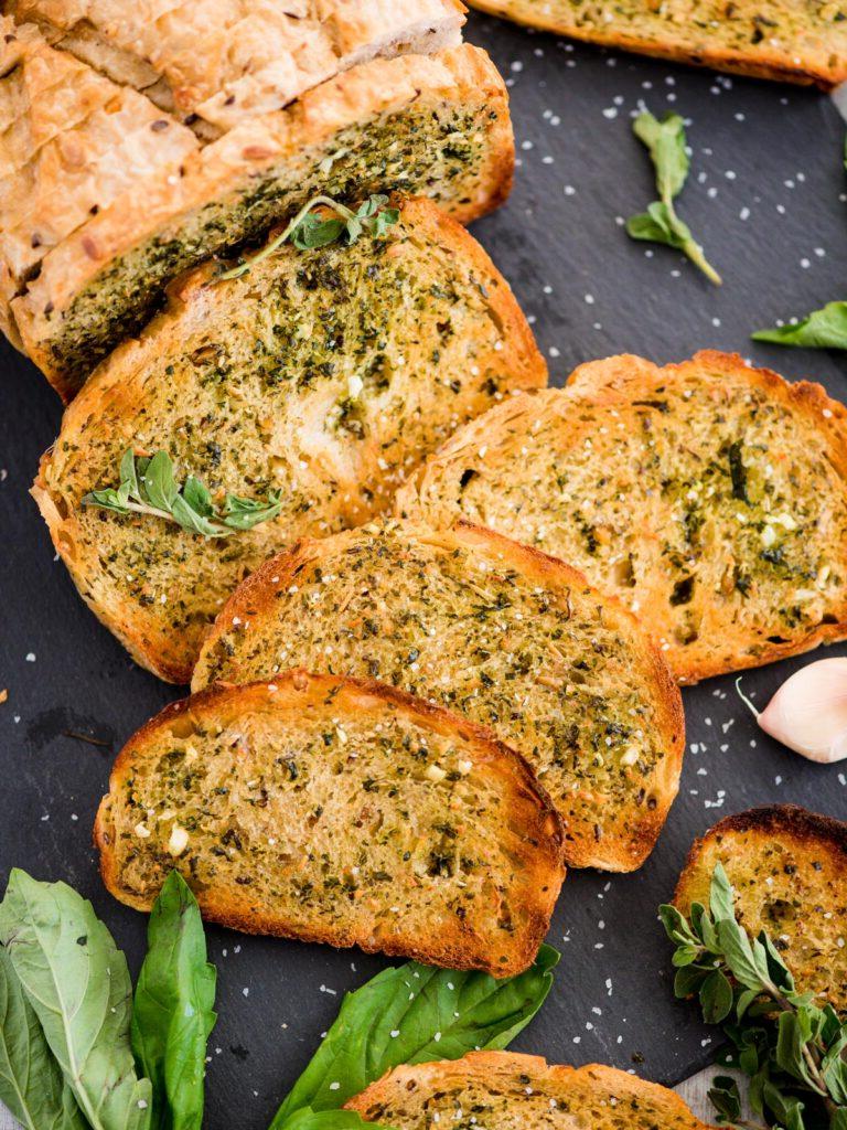 Pane all'aglio fatto in casa con pane a fette 2 fette di pane all'aglio facile su un tagliere cosparse di sale