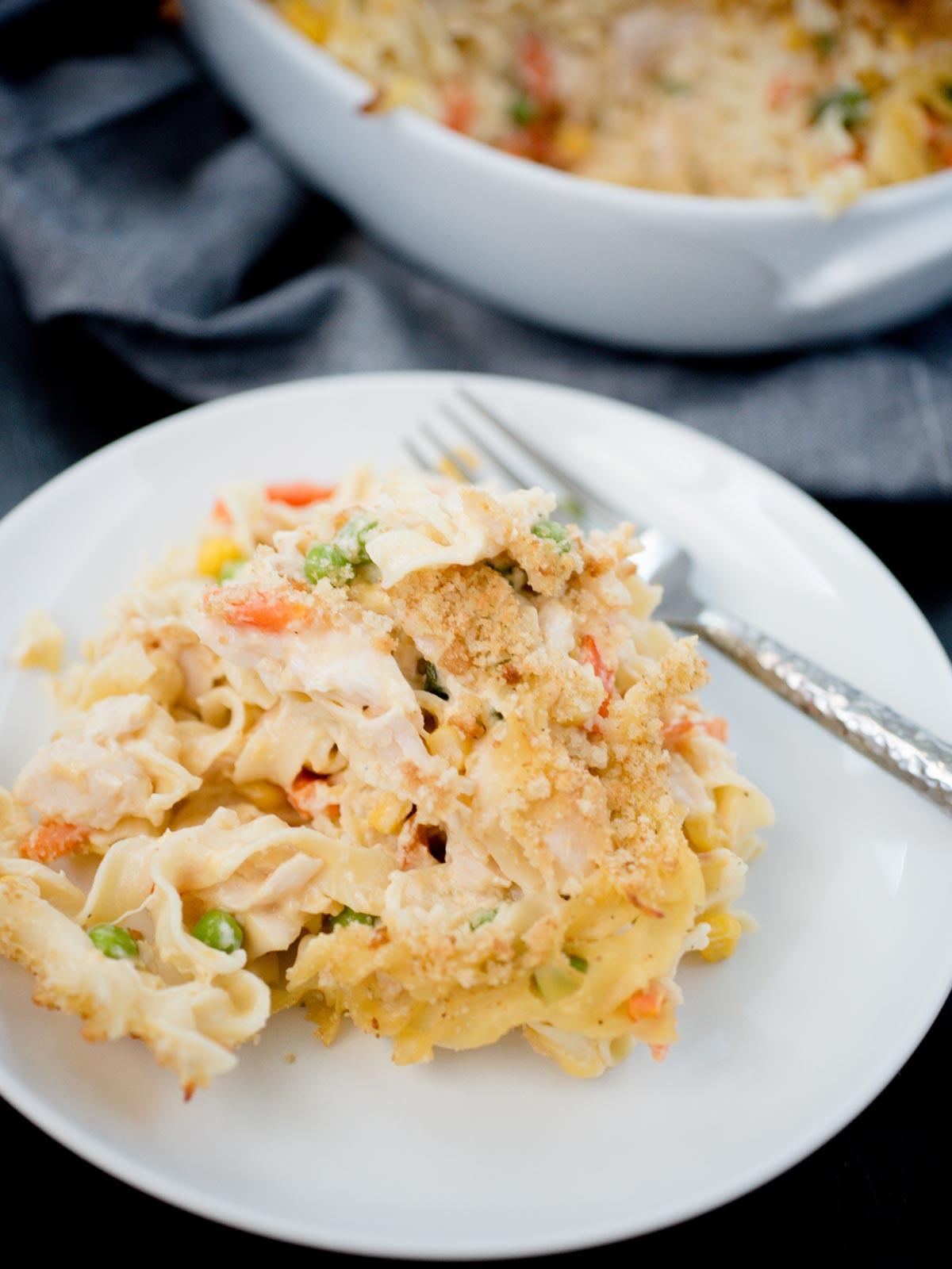 Pasticcio di Pollo al Forno con Pasta all'Uovo 2 Porzione di sformato di pollo e pasta su un piatto bianco