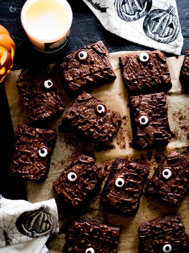 Brownies di Halloween 2 Brownies di Halloween con una candela, un panno e una zucca decorati