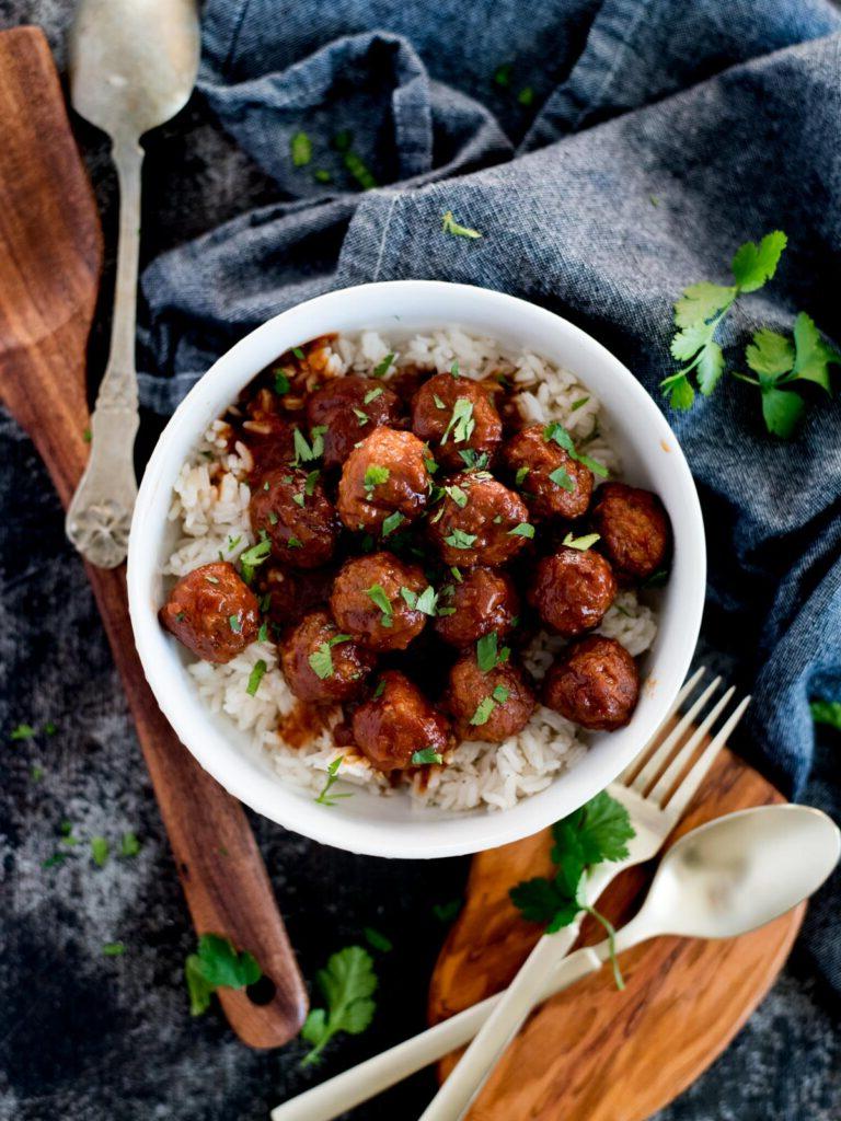 Polpette a Cottura Lenta con Gelatina d'Uva e Salsa Chili 2 Polpette agrodolci e piccanti al slow cooker guarnite con prezzemolo