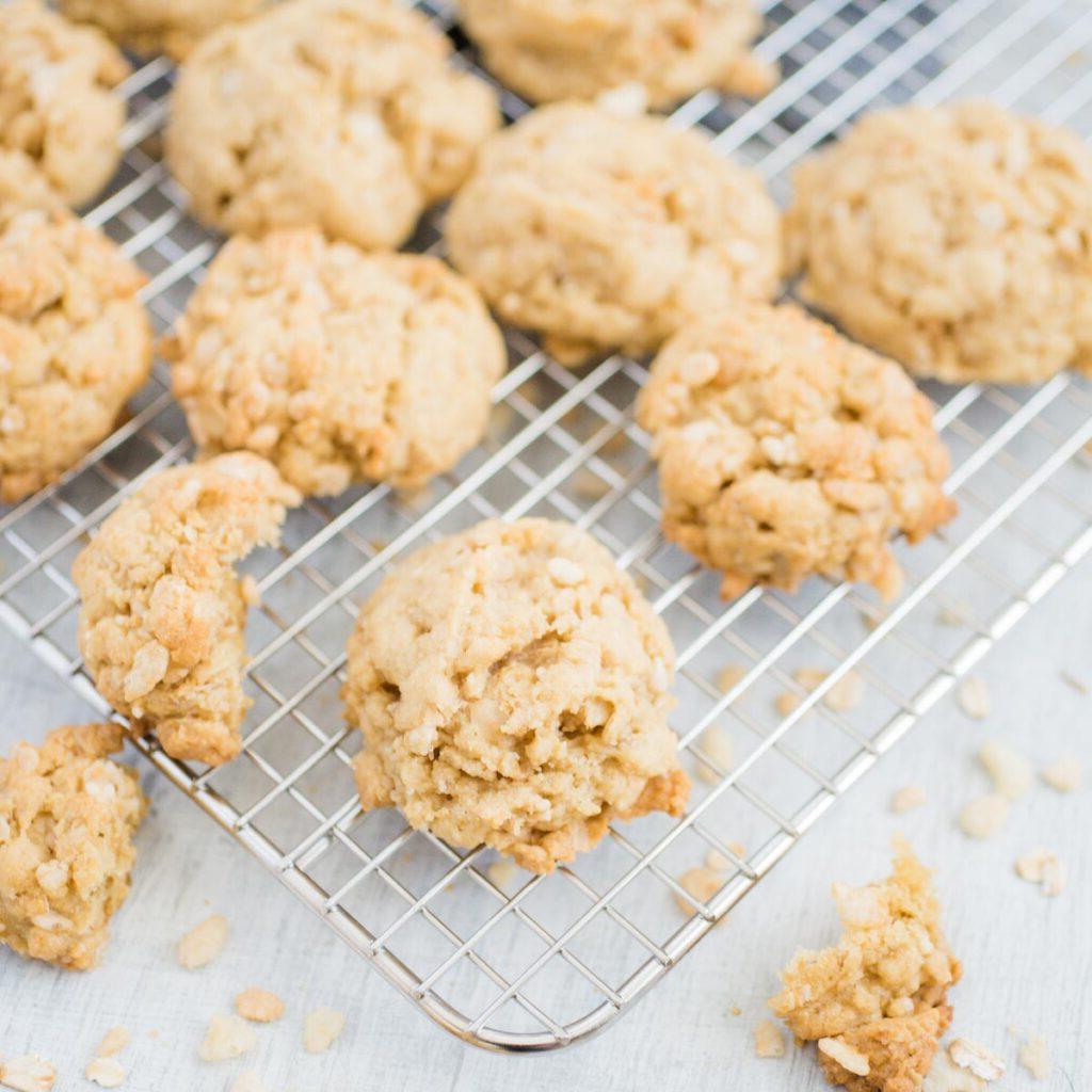 Ricetta Biscotti Avena e Rice Krispies 11 Biscotti di avena e Rice Krispies appena sfornati su una griglia